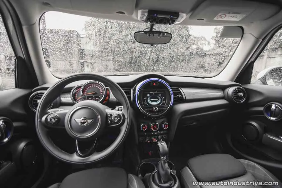 Mini One Inside 2018 Mini One 5-Door | AutoIndustriya