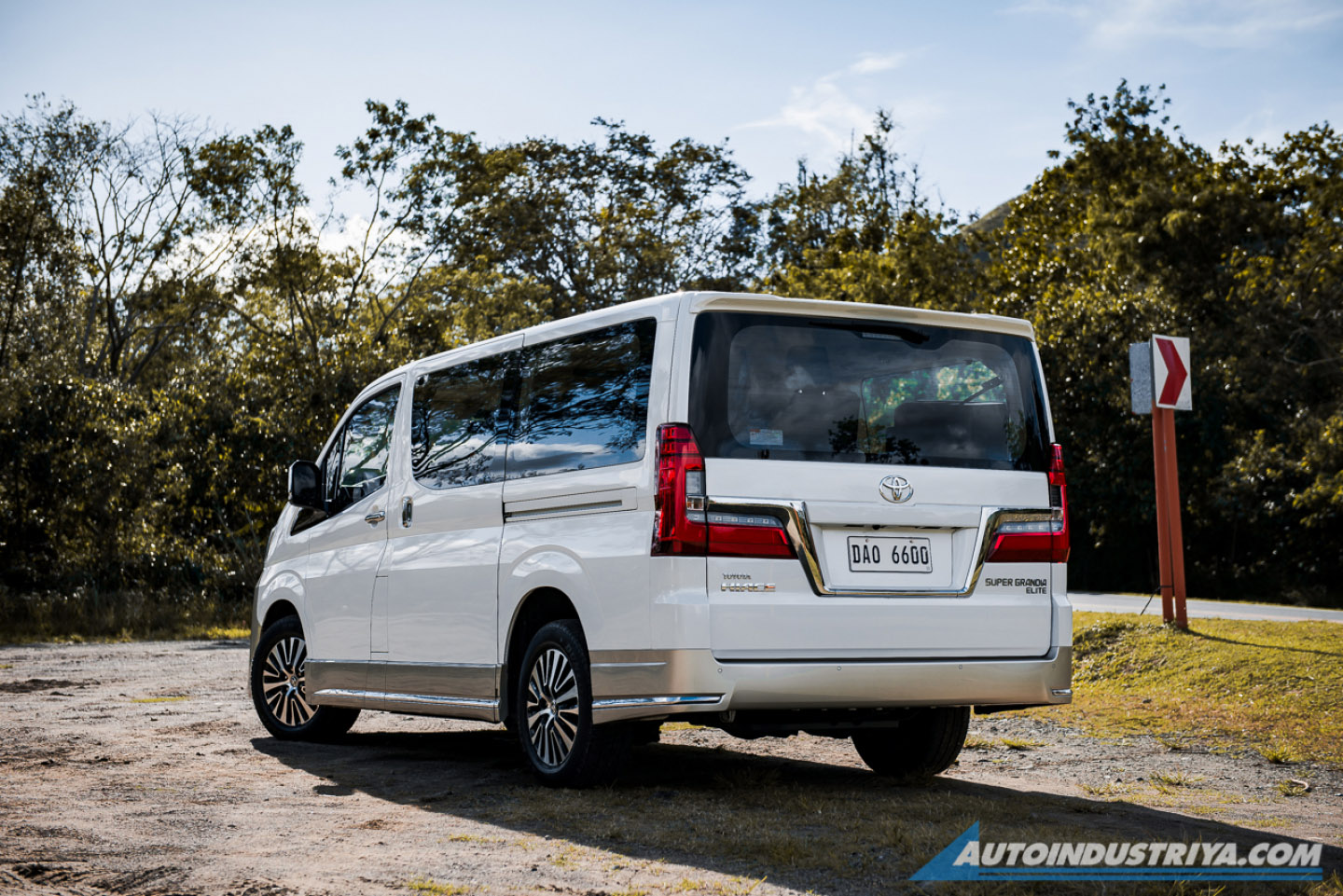 2020 Toyota Hiace Super Grandia Elite 2.8L AT