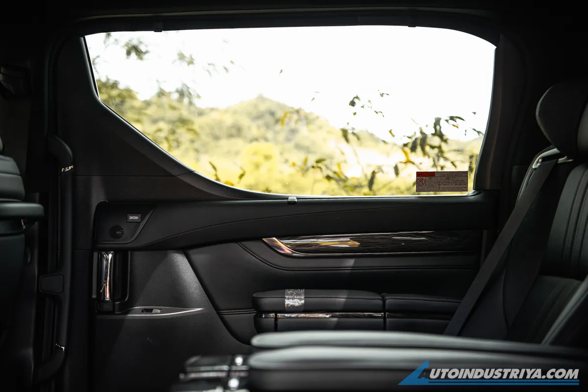 2021 Lexus LM 350 7-Seater