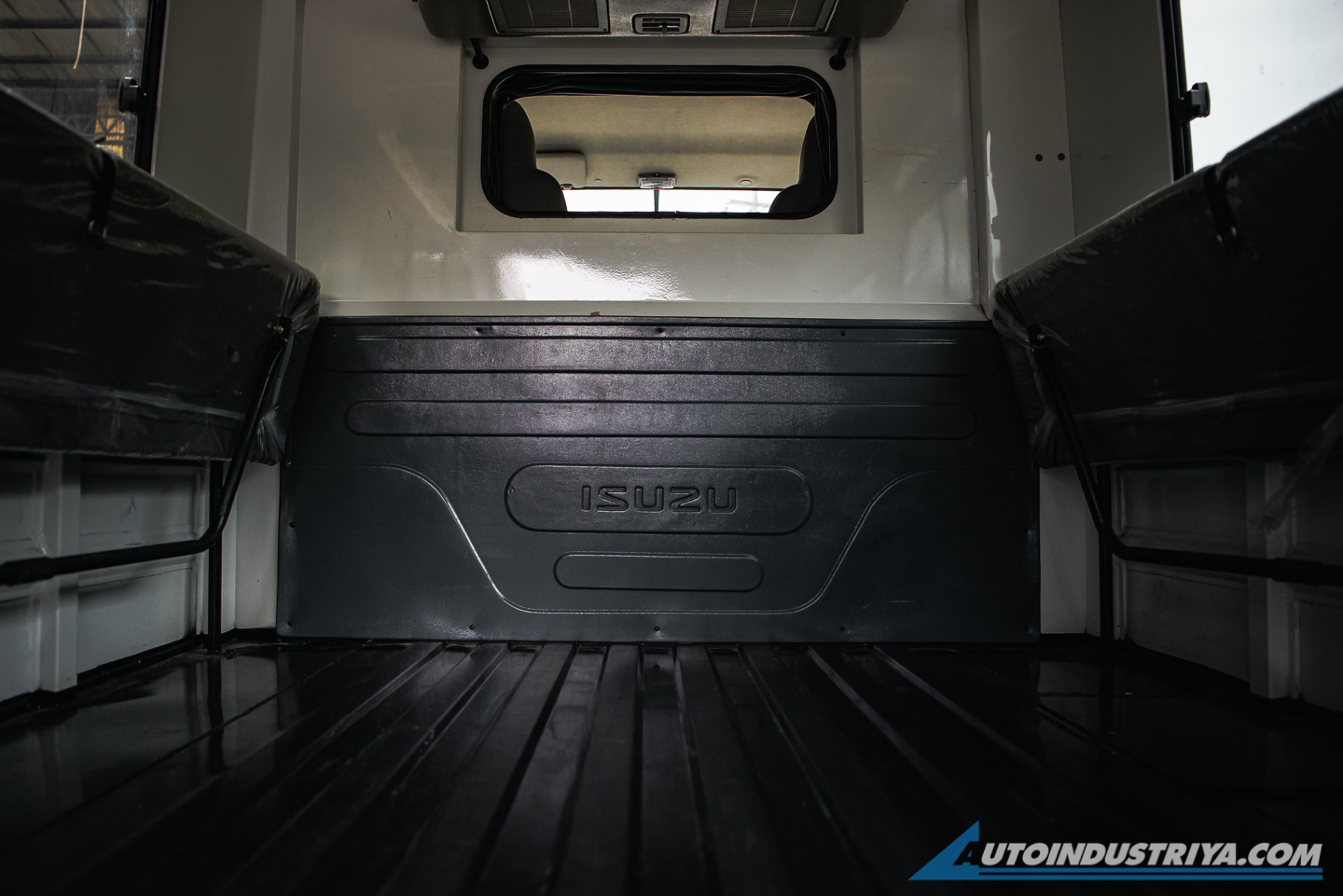 LCV Review: Isuzu Traviz L Utility Van 2.5L