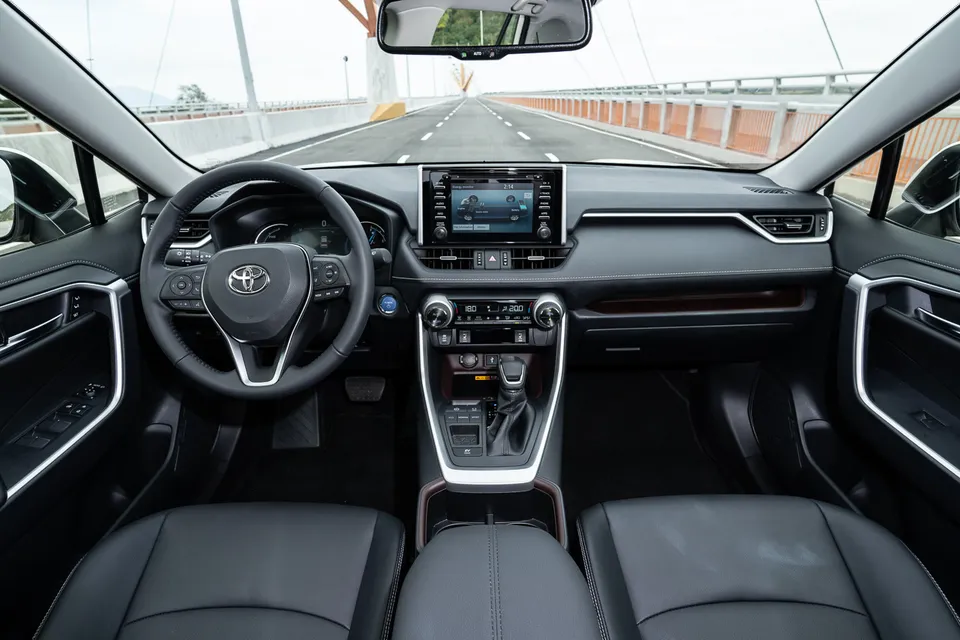 Specs, features, prices: Toyota RAV4 Hybrid now in PH | AutoIndustriya