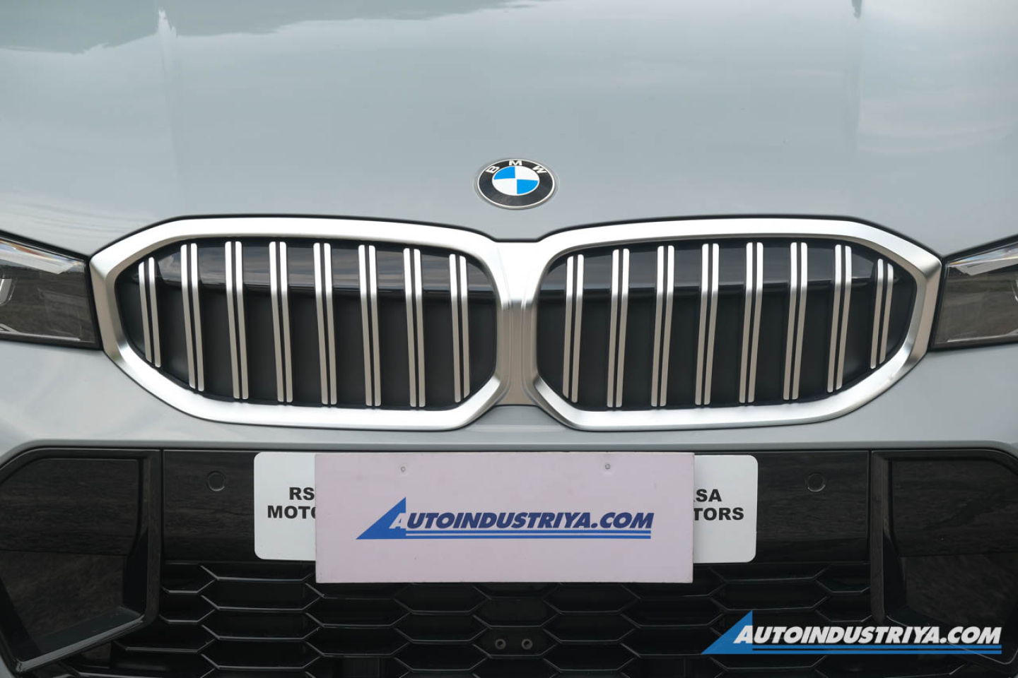 2023 BMW 318i Sport 2.0L Turbo 8-AT