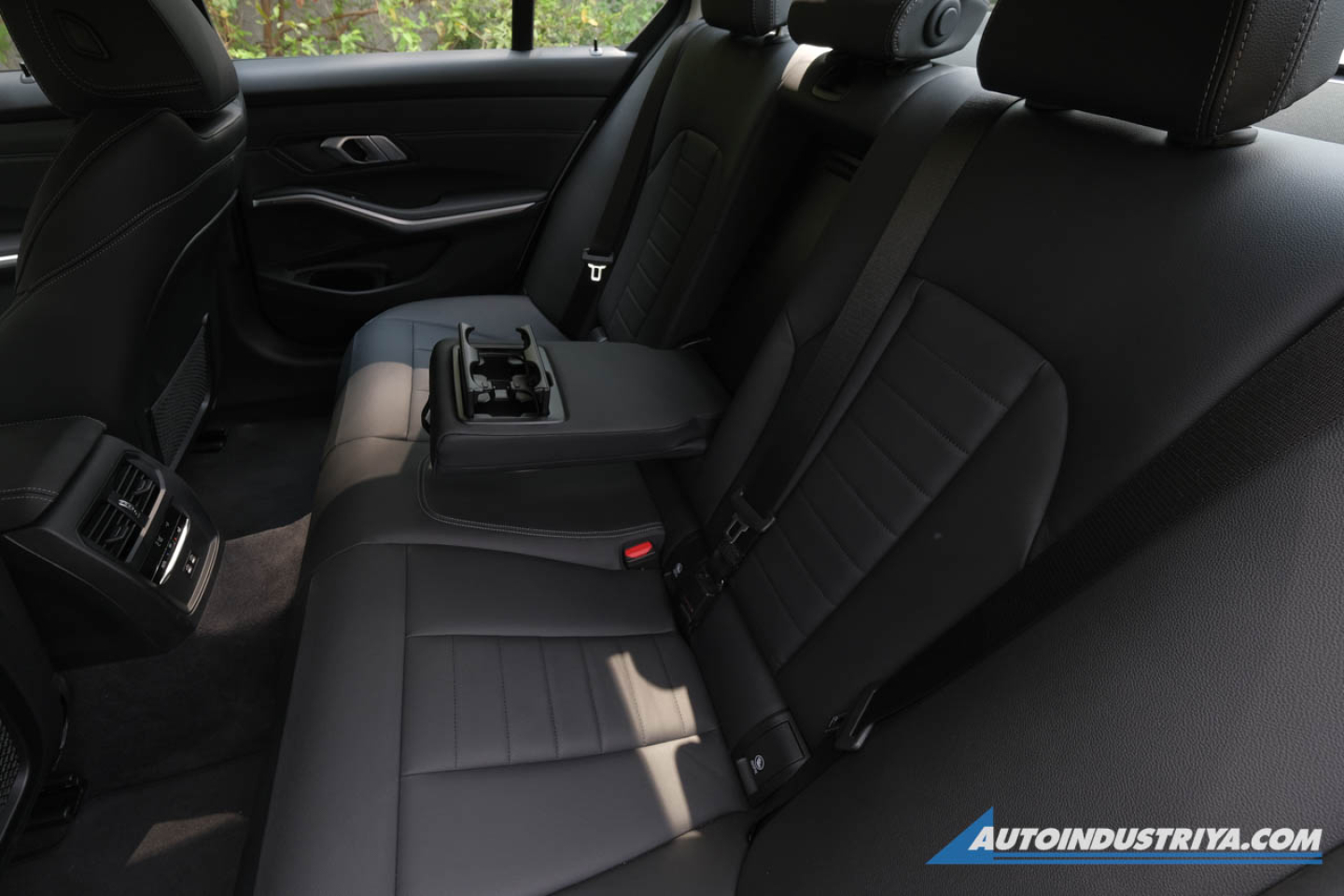 2023 BMW 318i Sport 2.0L Turbo 8-AT