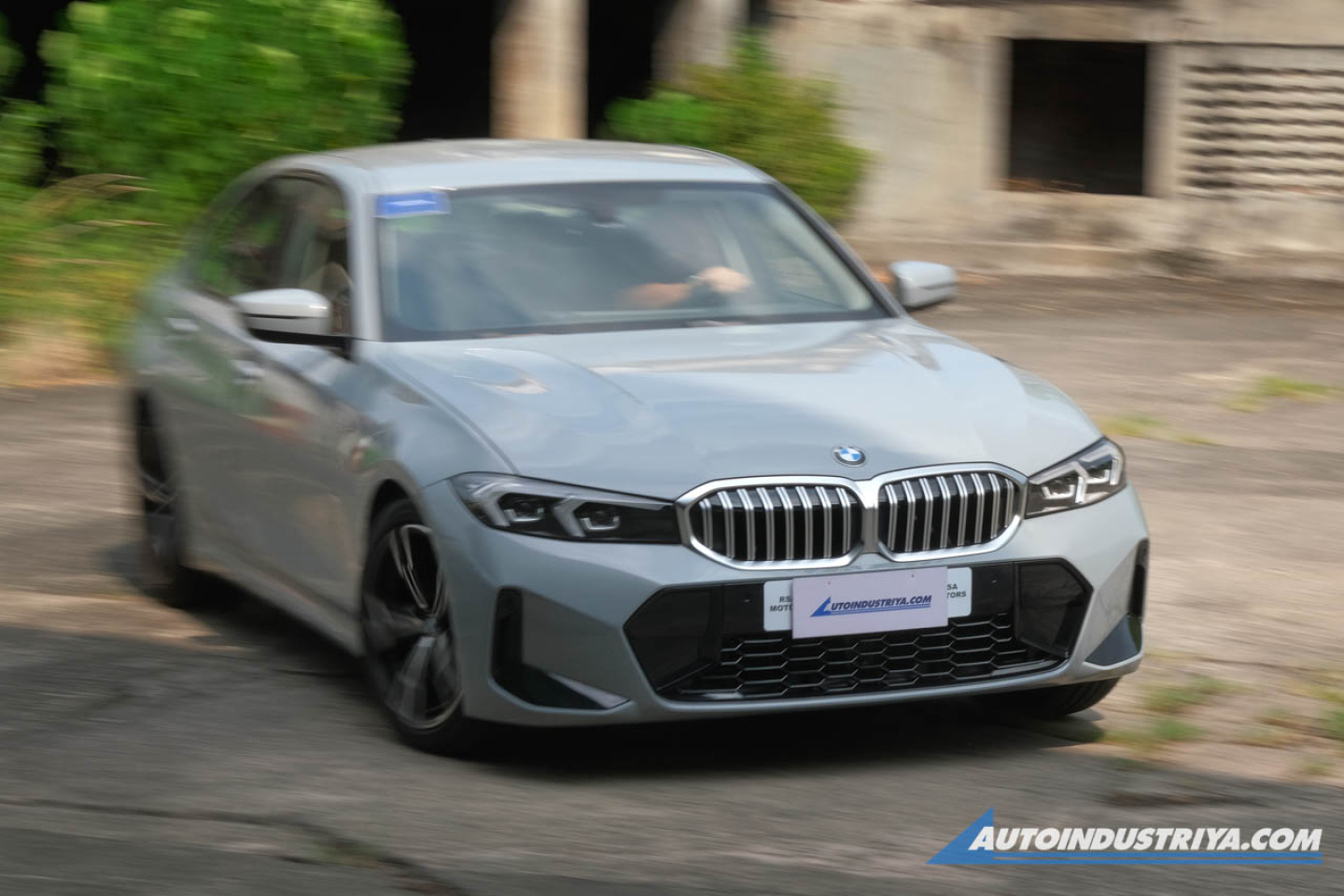 2023 BMW 318i Sport 2.0L Turbo 8-AT