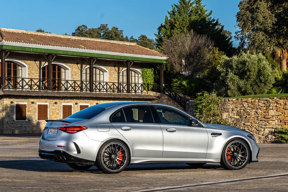 Mercedes-AMG C63, E63: Return of the V8 engine untrue | AutoIndustriya