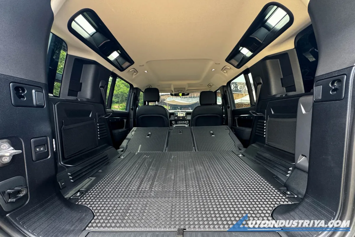2024 Land Rover Defender 110 S P300 AWD