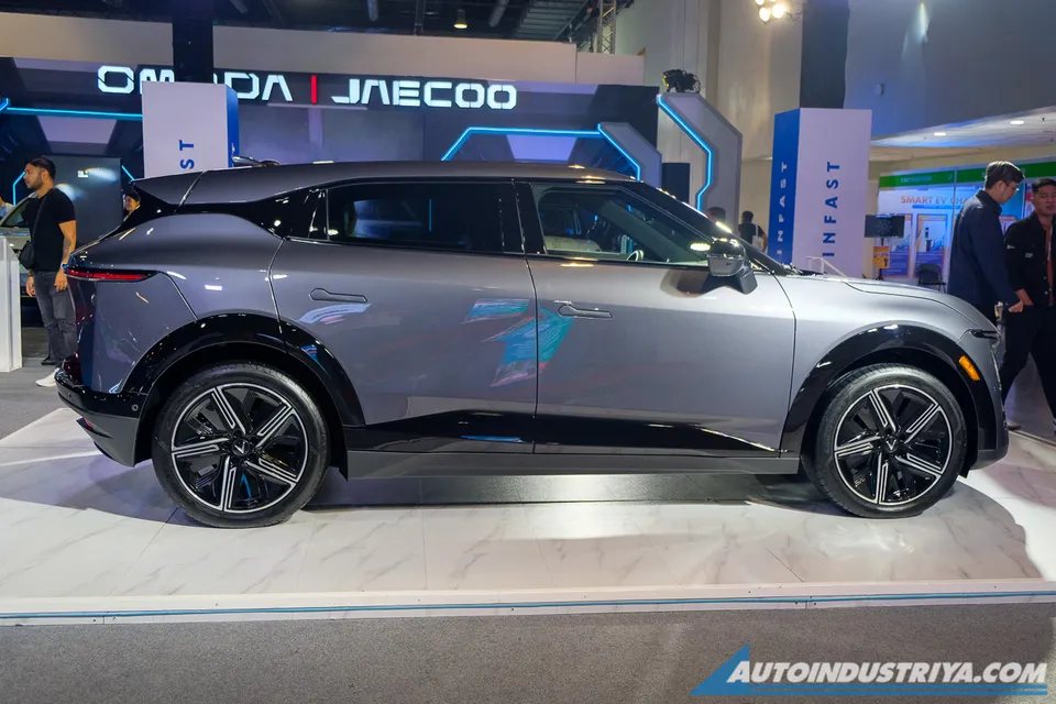 2025 VinFast VF 7 makes PH debut with up to 431 km of range ...