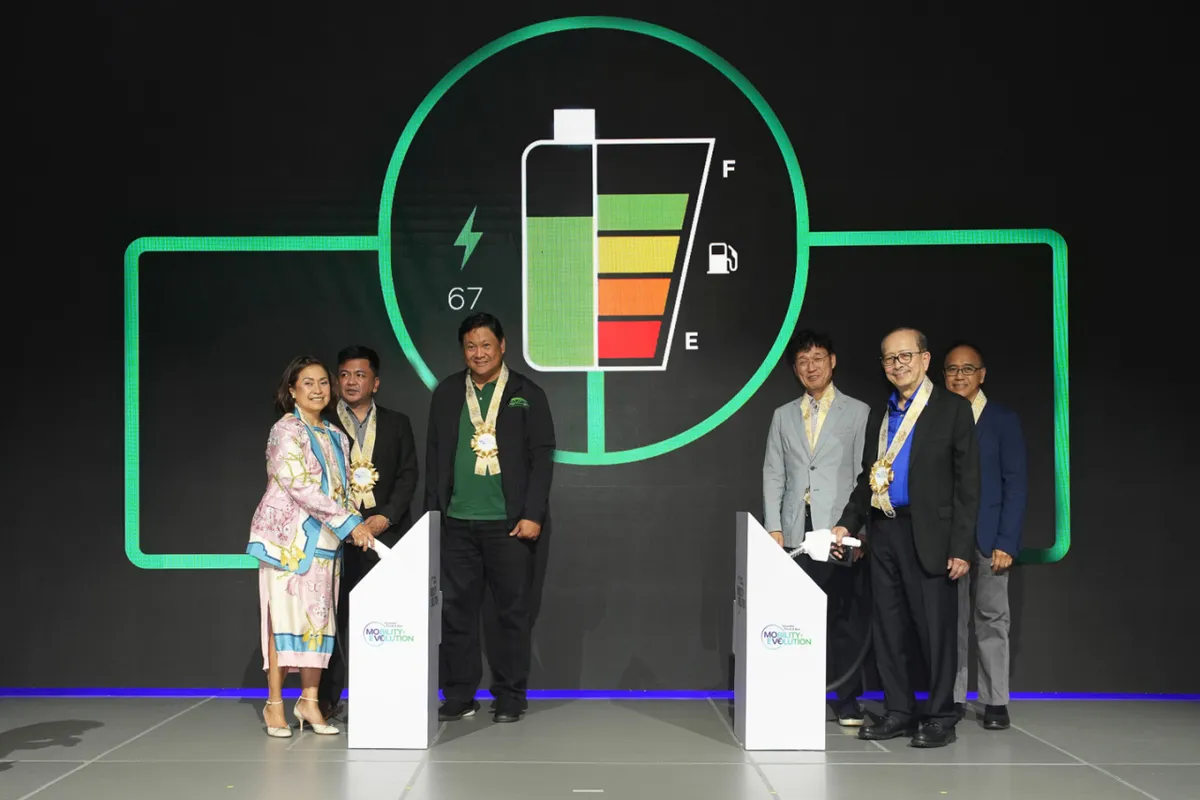  Foto zu HARI reveals Hyundai Mighty, County Electric at EV Expo 