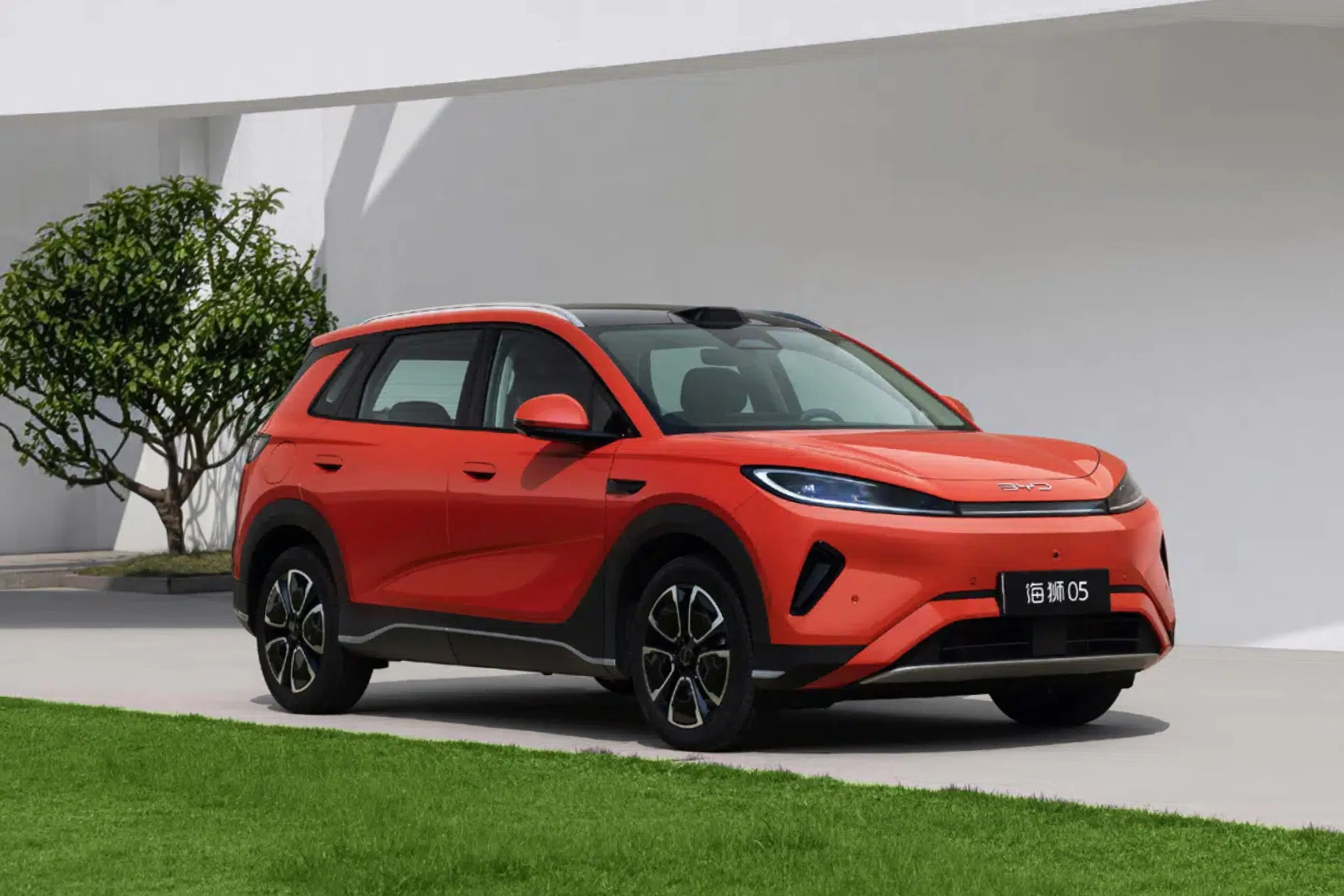 Besides PHEV, 2026 BYD Sealion 05 also launched as an EV with flash charging tech