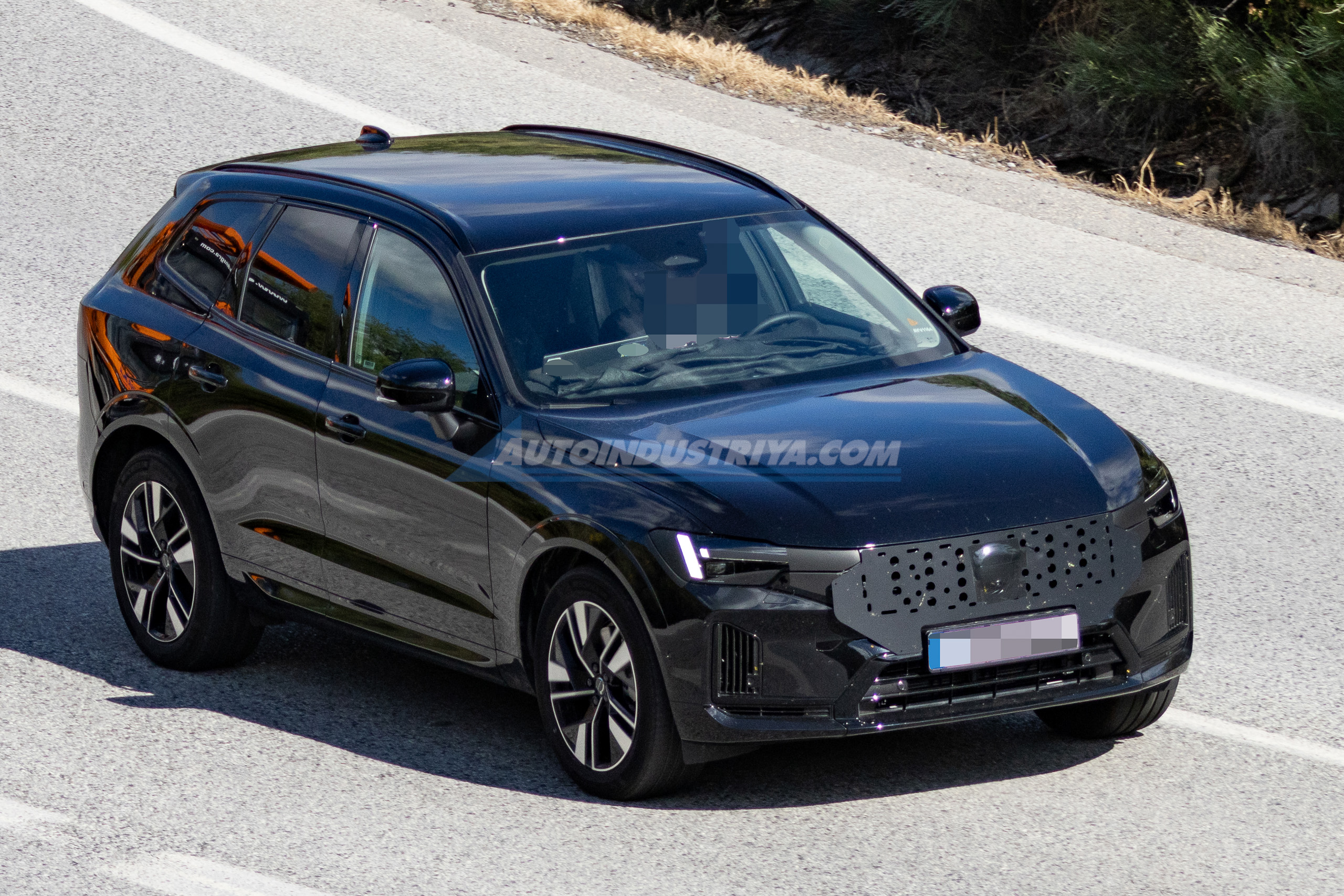 SPIED: Nearly decade-old Volvo XC60 to get another facelift?