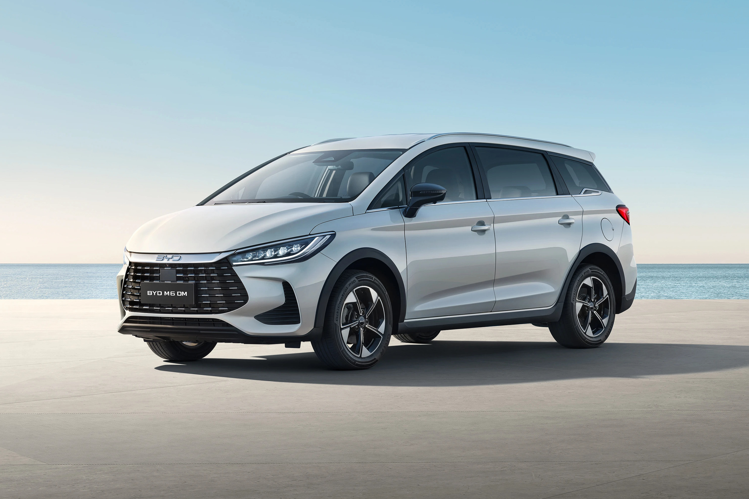 BYD M6 DM revealed as plug-in hybrid version of eMAX7