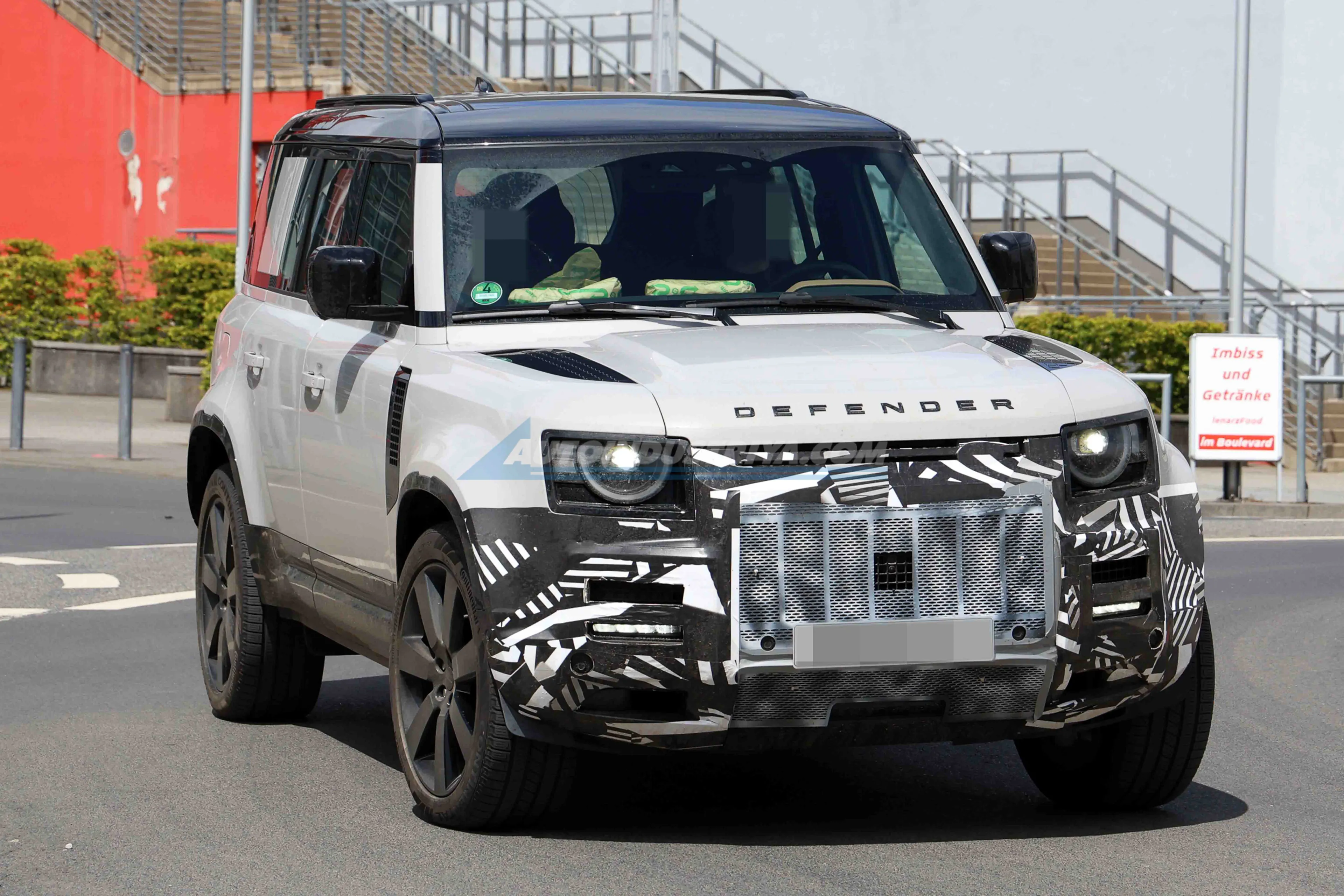 SPIED: Land Rover Defender to get another refresh