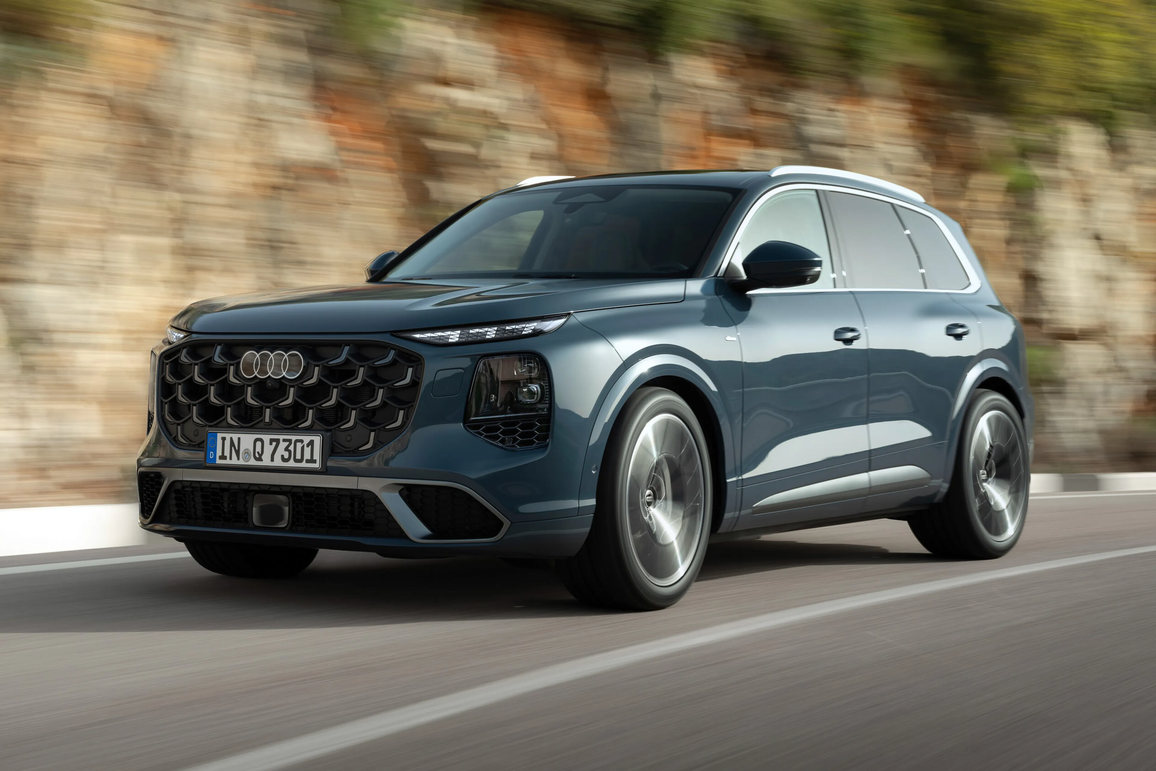 All-new Audi Q7 debuts with turn signals that project onto the road