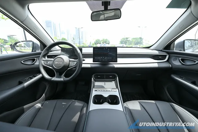 Front Post Back Post Variants 2026 BYD Seal 5 PHEV makes PH debut with bold new look | AutoIndustriya