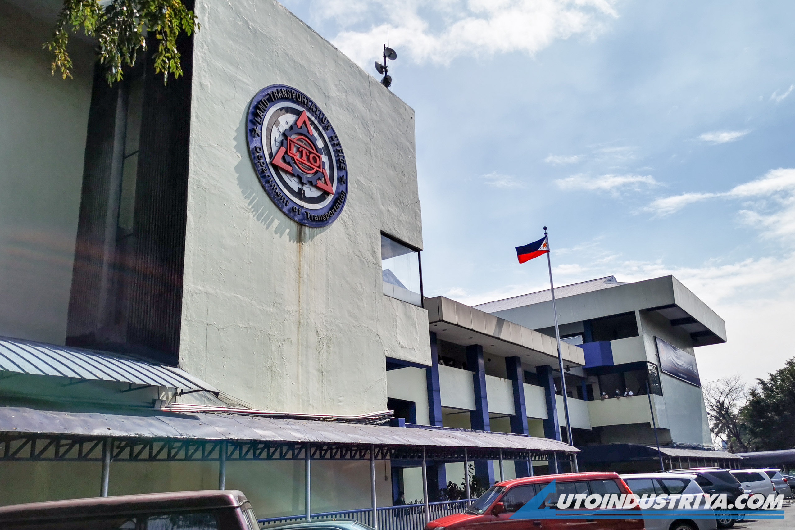 Toyota, Kia, Mazda and moto dealers penalized by LTO for processing delays