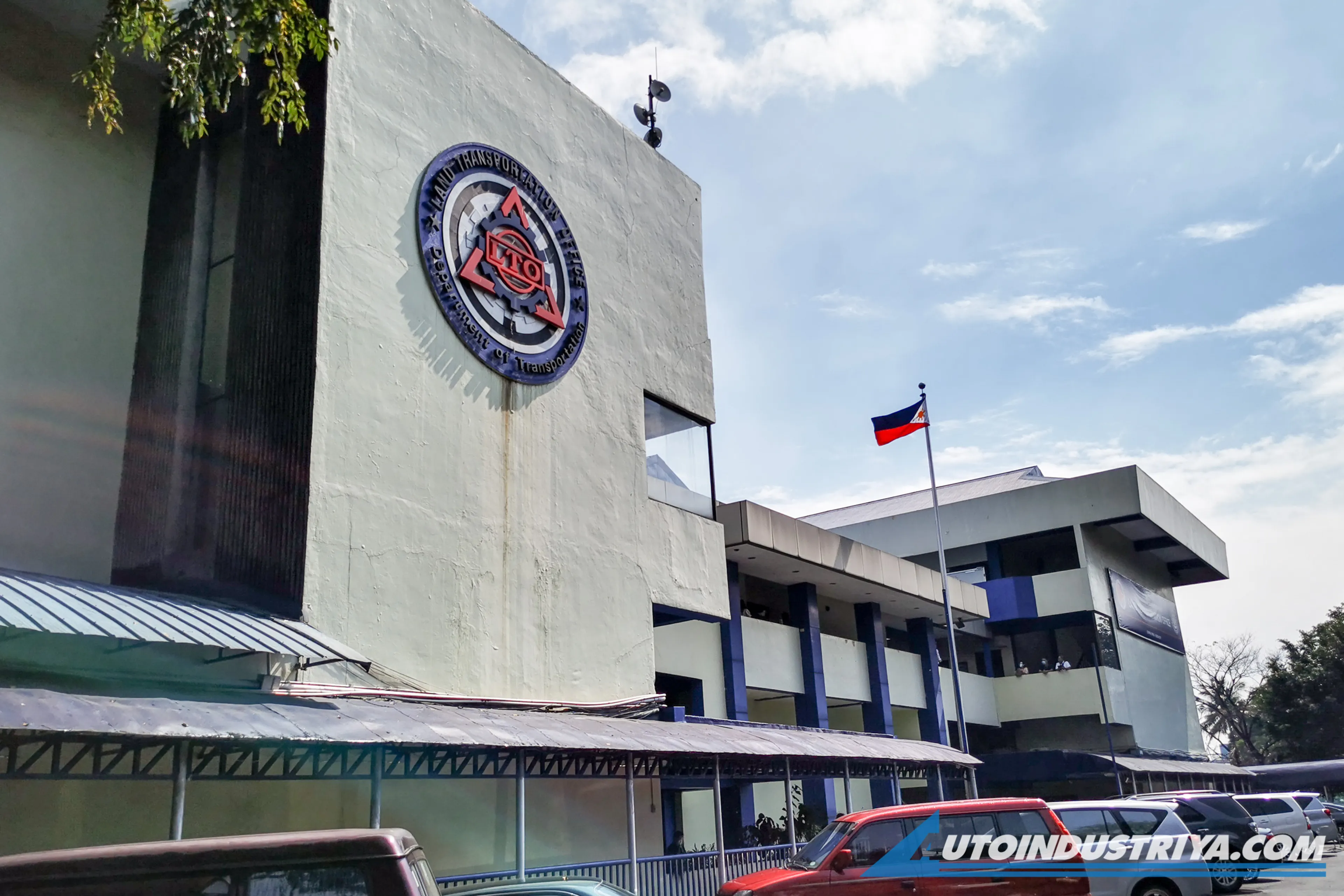 Toyota, Kia, Mazda and moto dealers penalized by LTO for processing delays