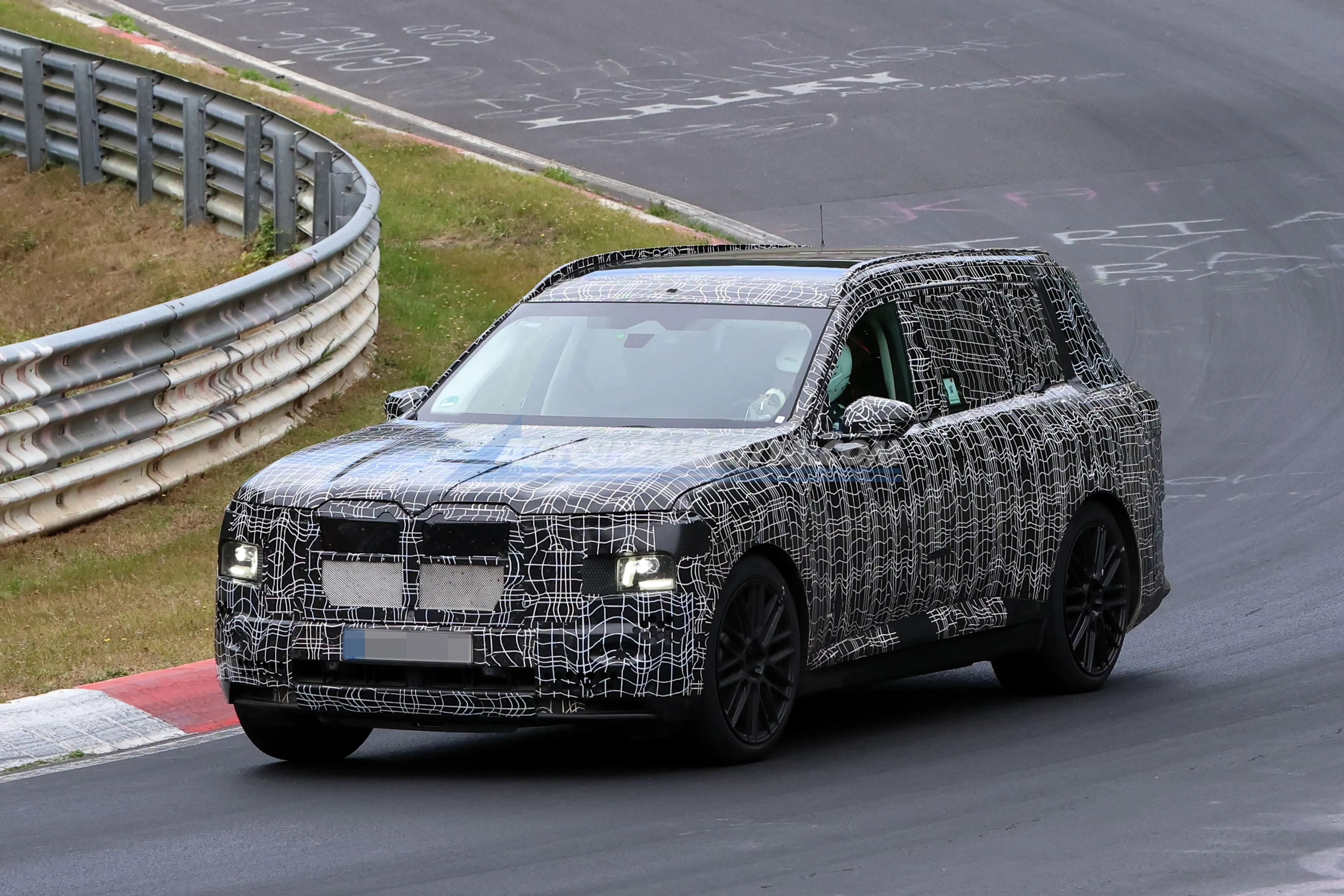 Next-gen BMW X7 (G67) spied testing at the Nürburgring