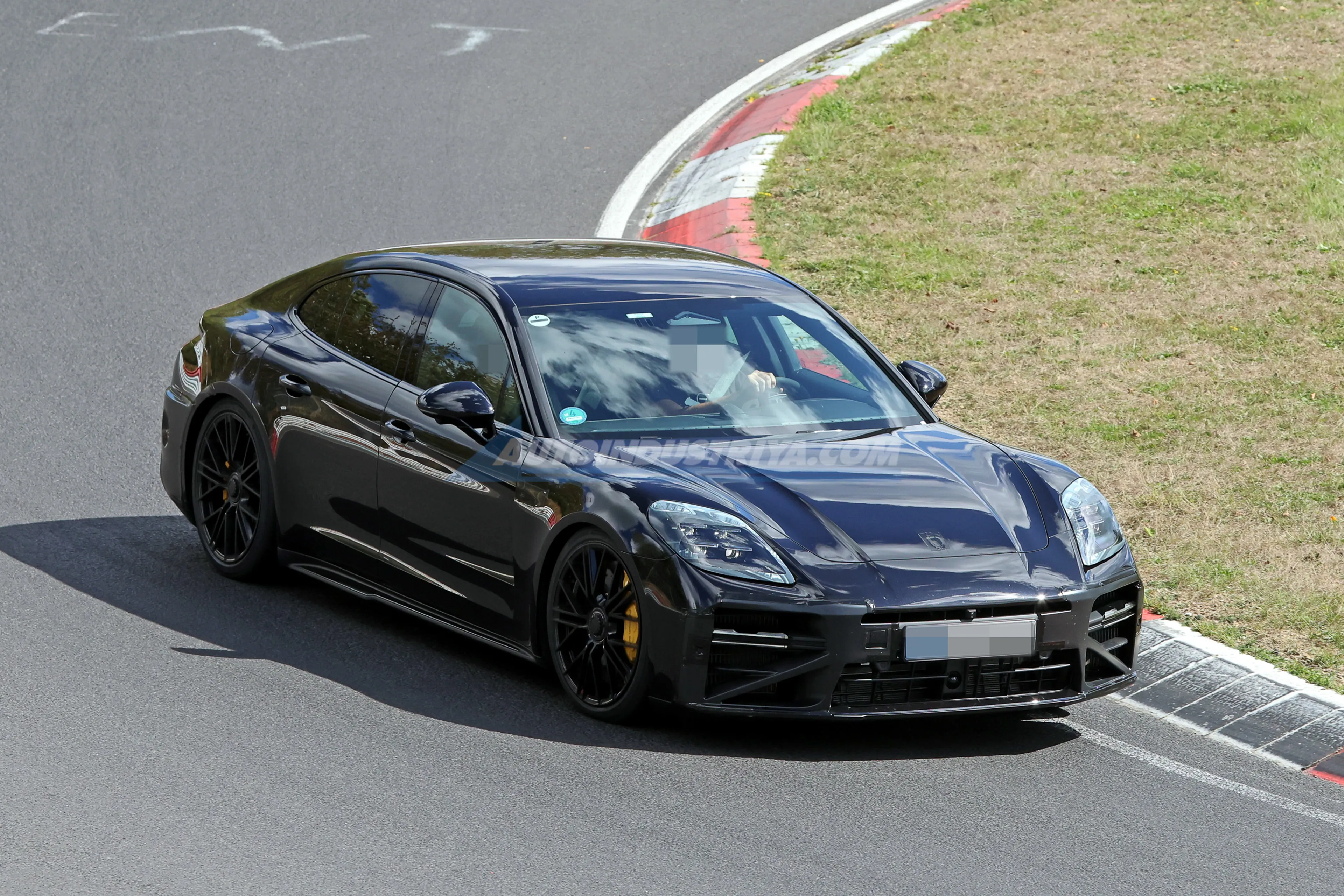 SPIED: Third-gen Porsche Panamera facelift spotted with no disguise