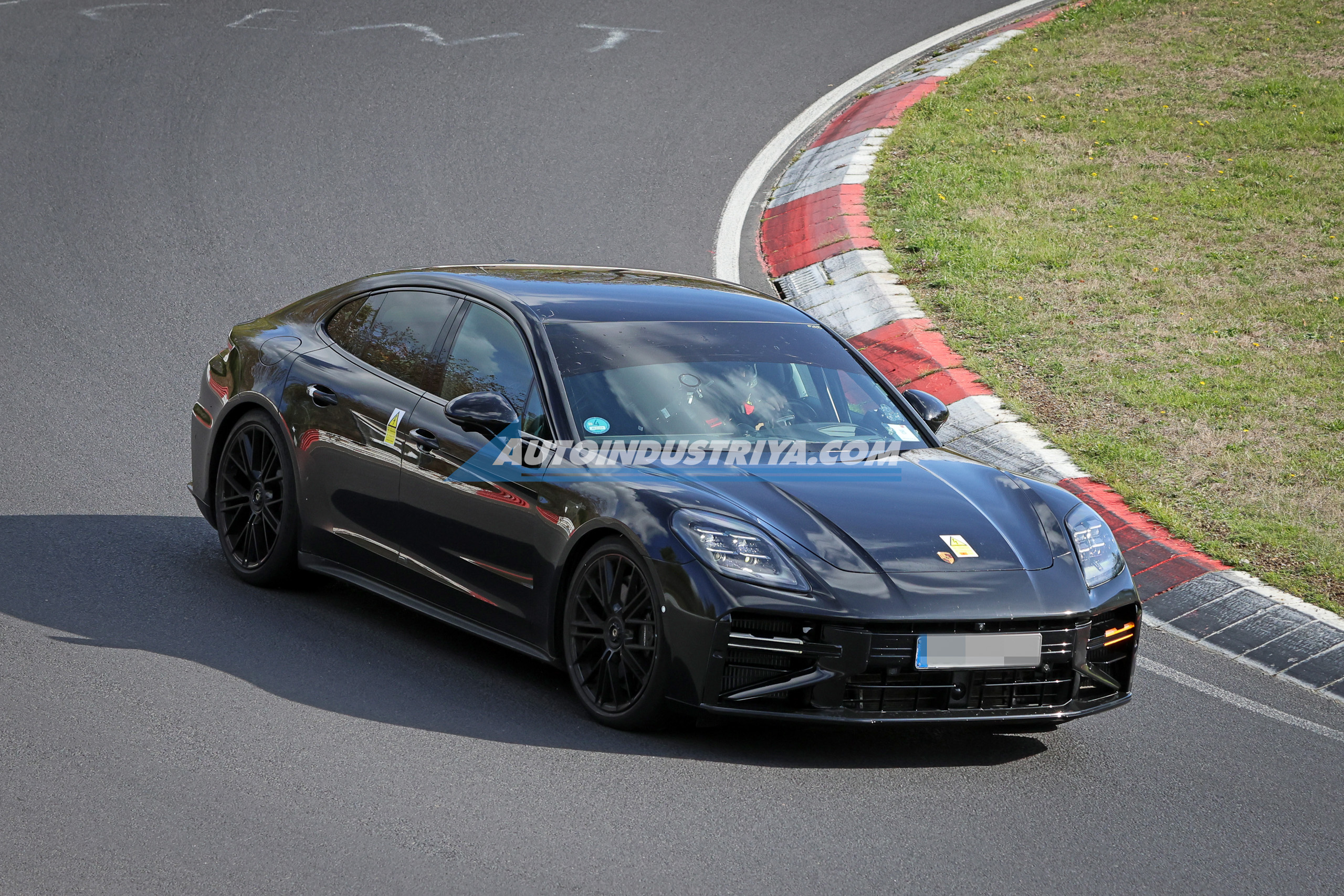 Porsche Panamera facelift spied testing anew, shedding off more disguise
