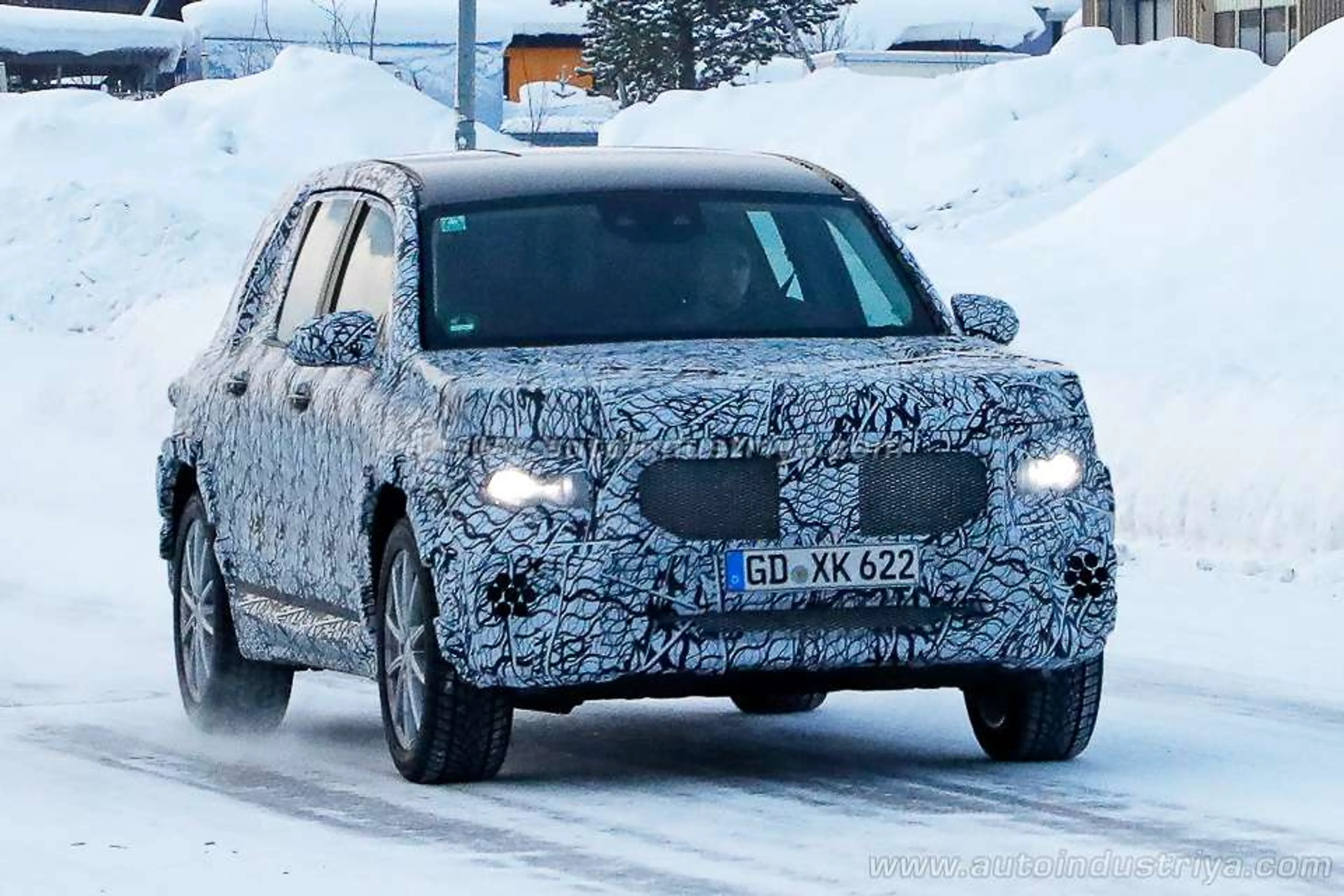 Spied: Daylight sheds more details on 2019 Mercedes-Benz GLB