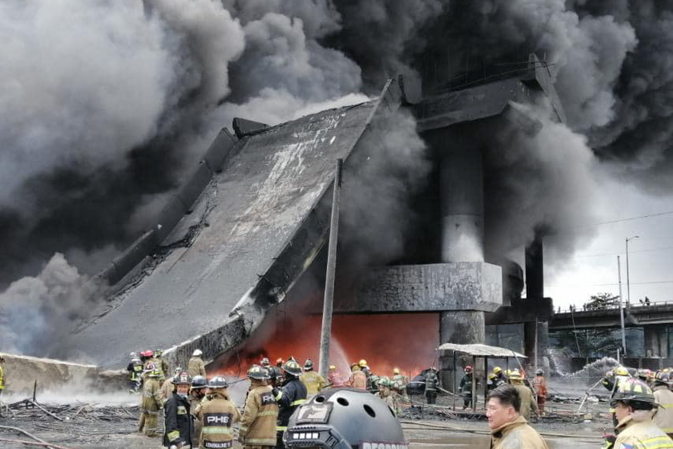 Section of Skyway Stage 3 collapsed due to Pandacan fire