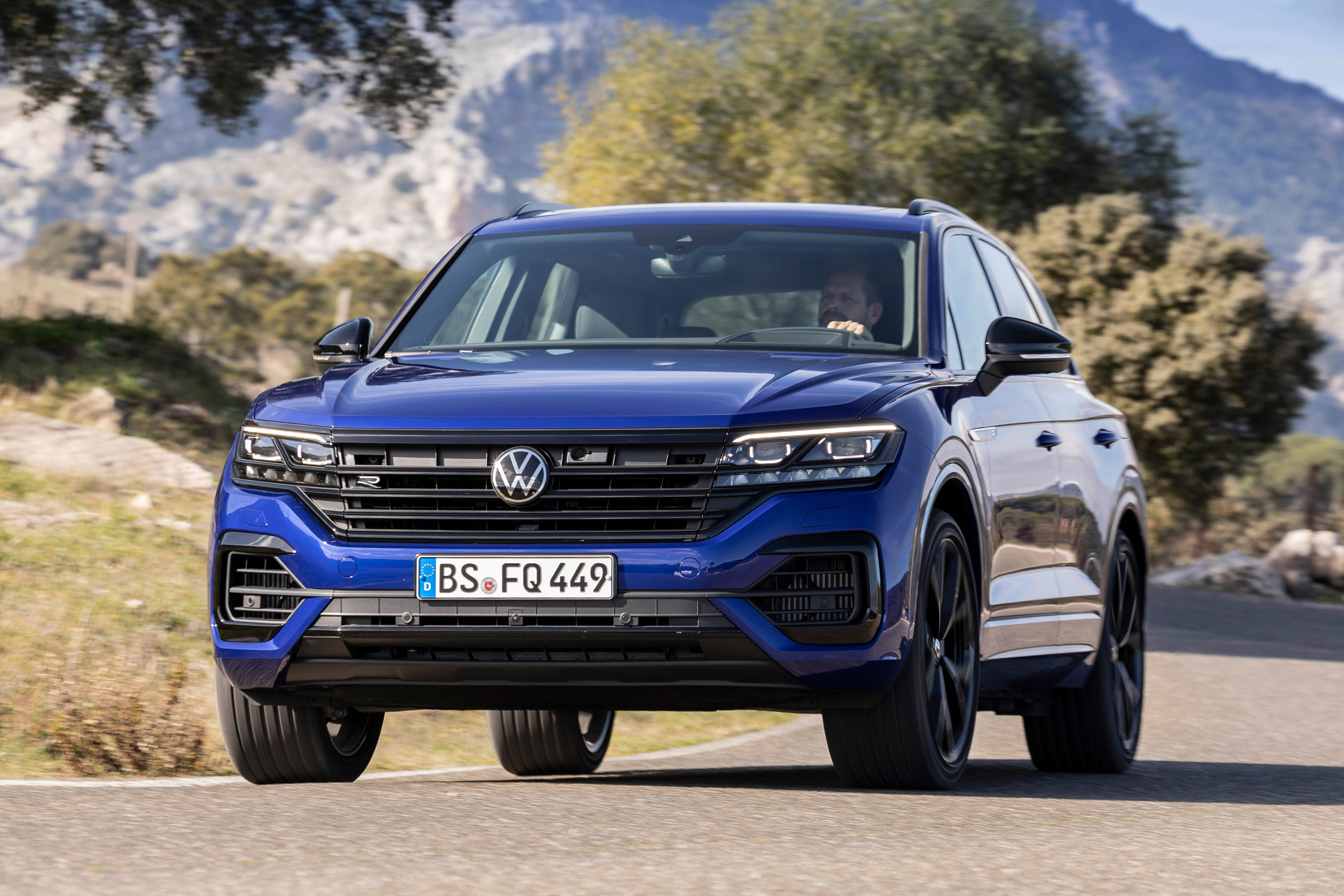 2020 Volkswagen Touareg R is a 462 HP plug-in hybrid SUV