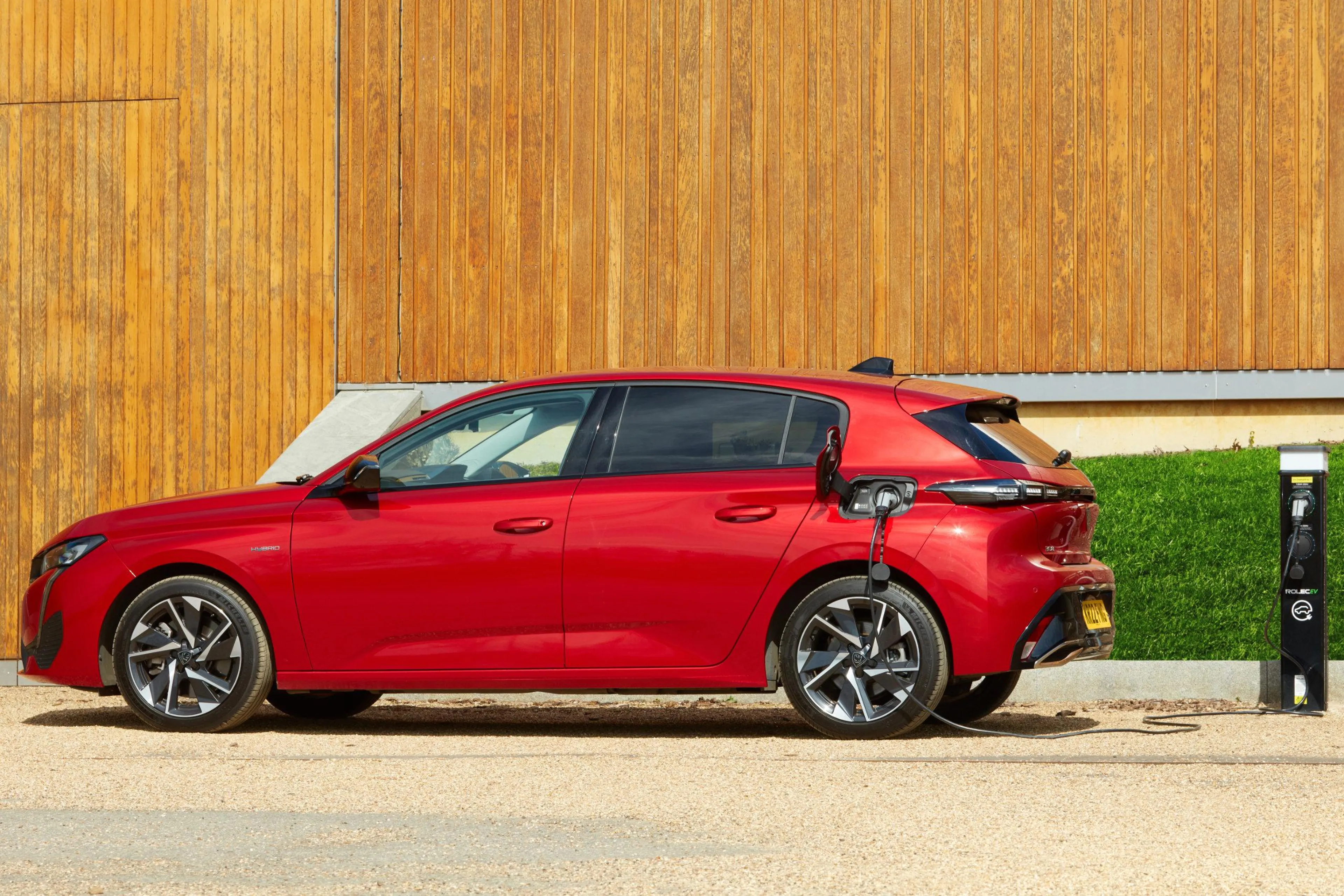 Peugeot boosts battery production to expand EV lineup