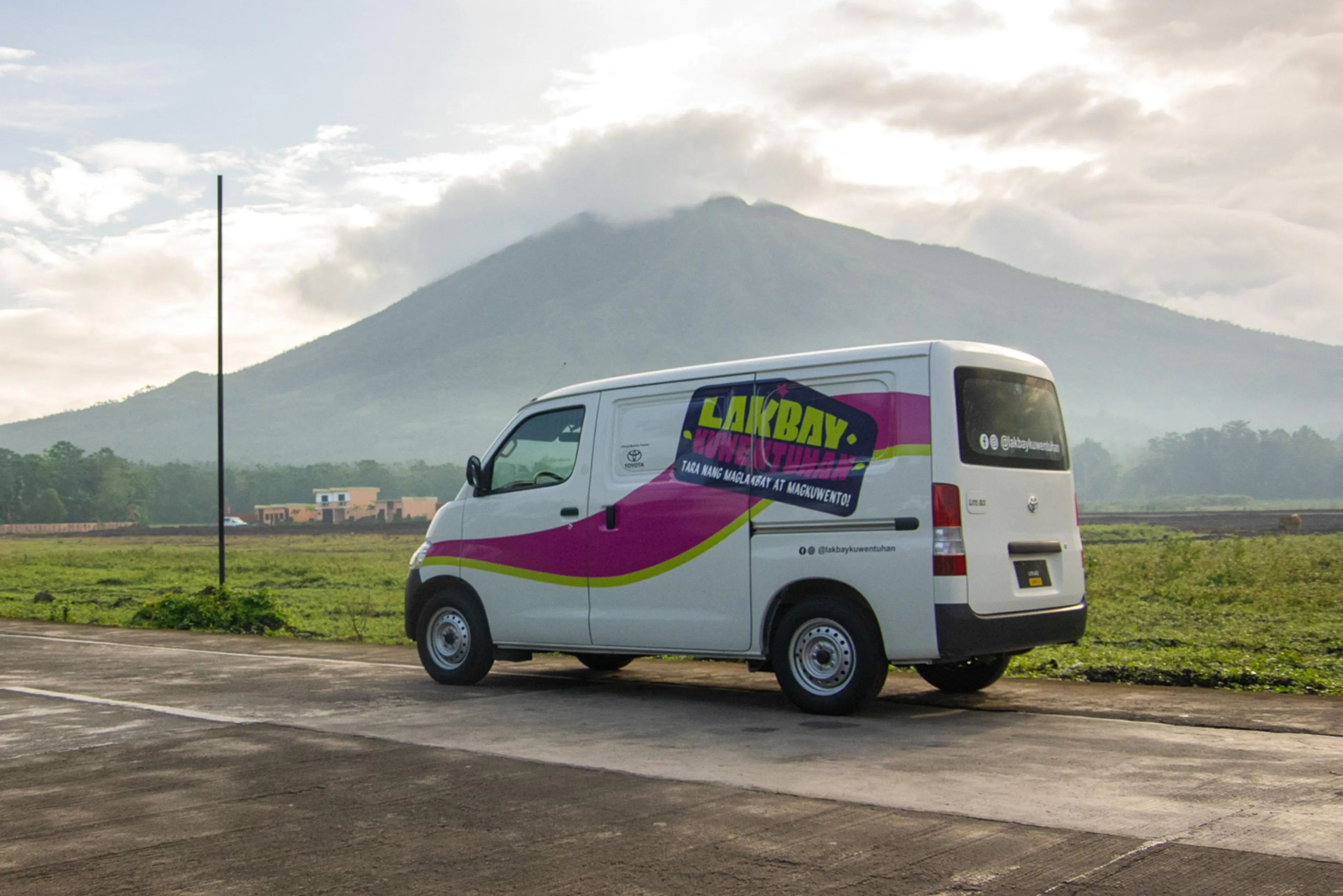 Toyota Lite Ace helps deliver children's books to promote literacy