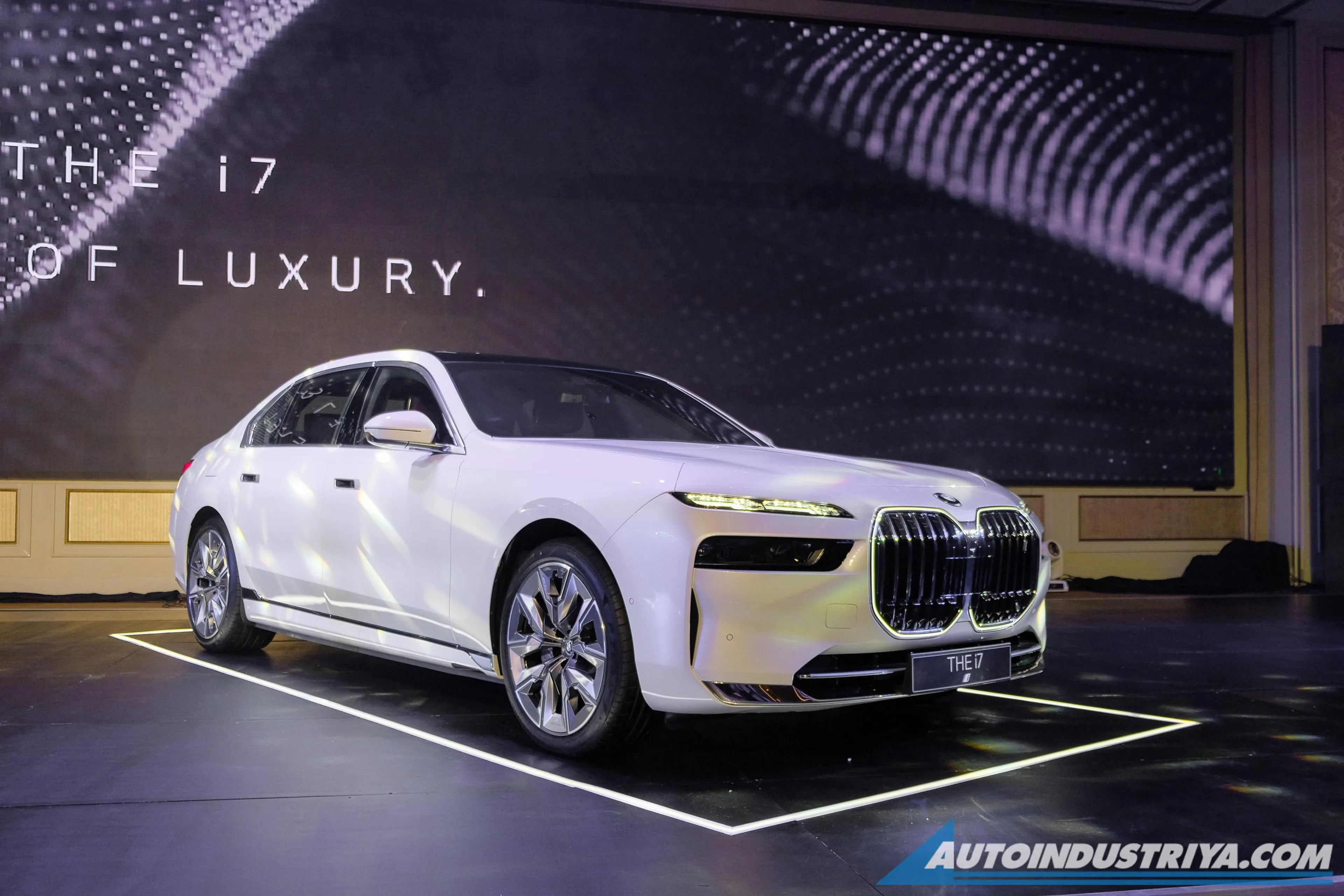 BMW 7 Series: Do PH customers prefer 735i or i7 EV?