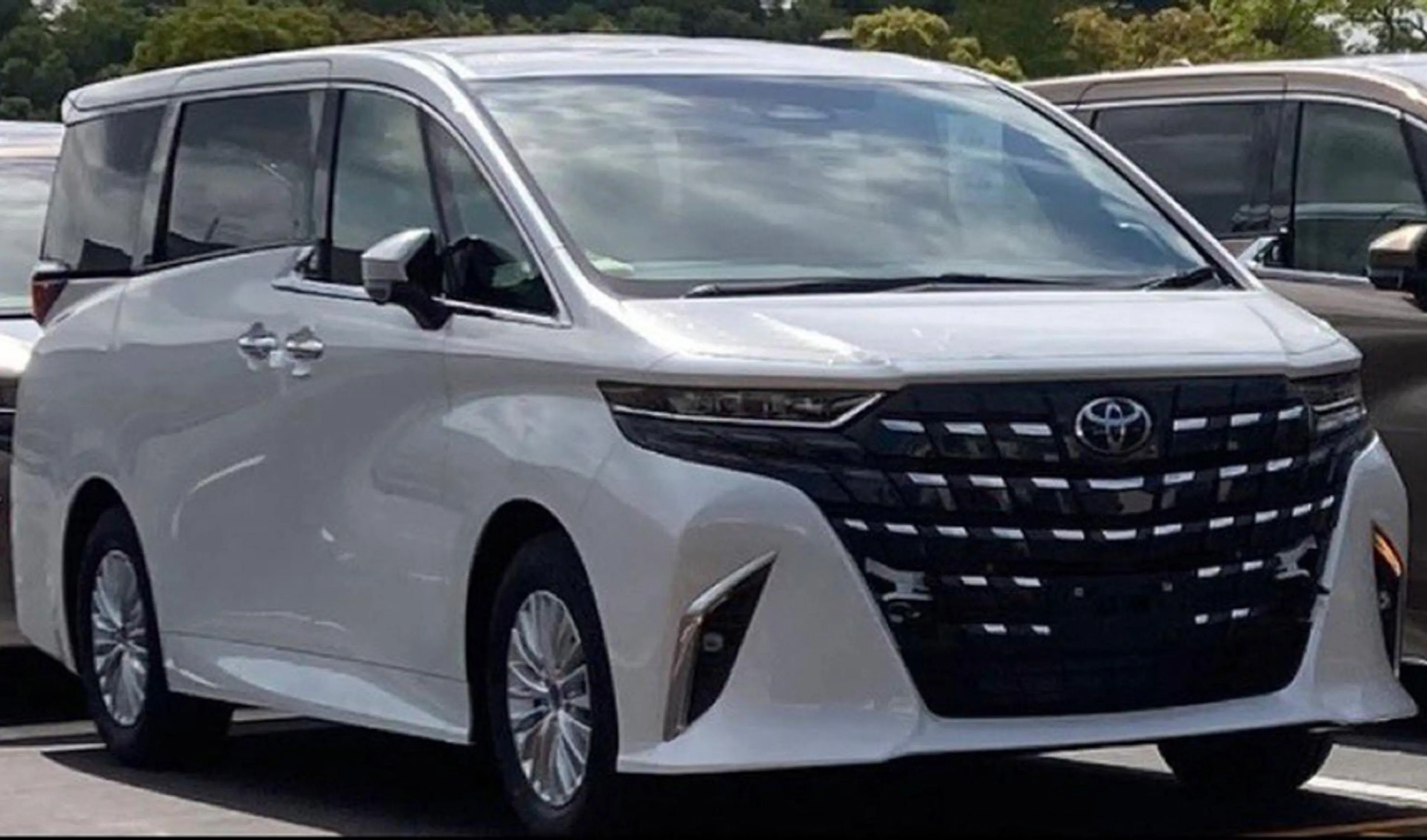 LOOK: 2024 Toyota Alphard caught in the wild...again