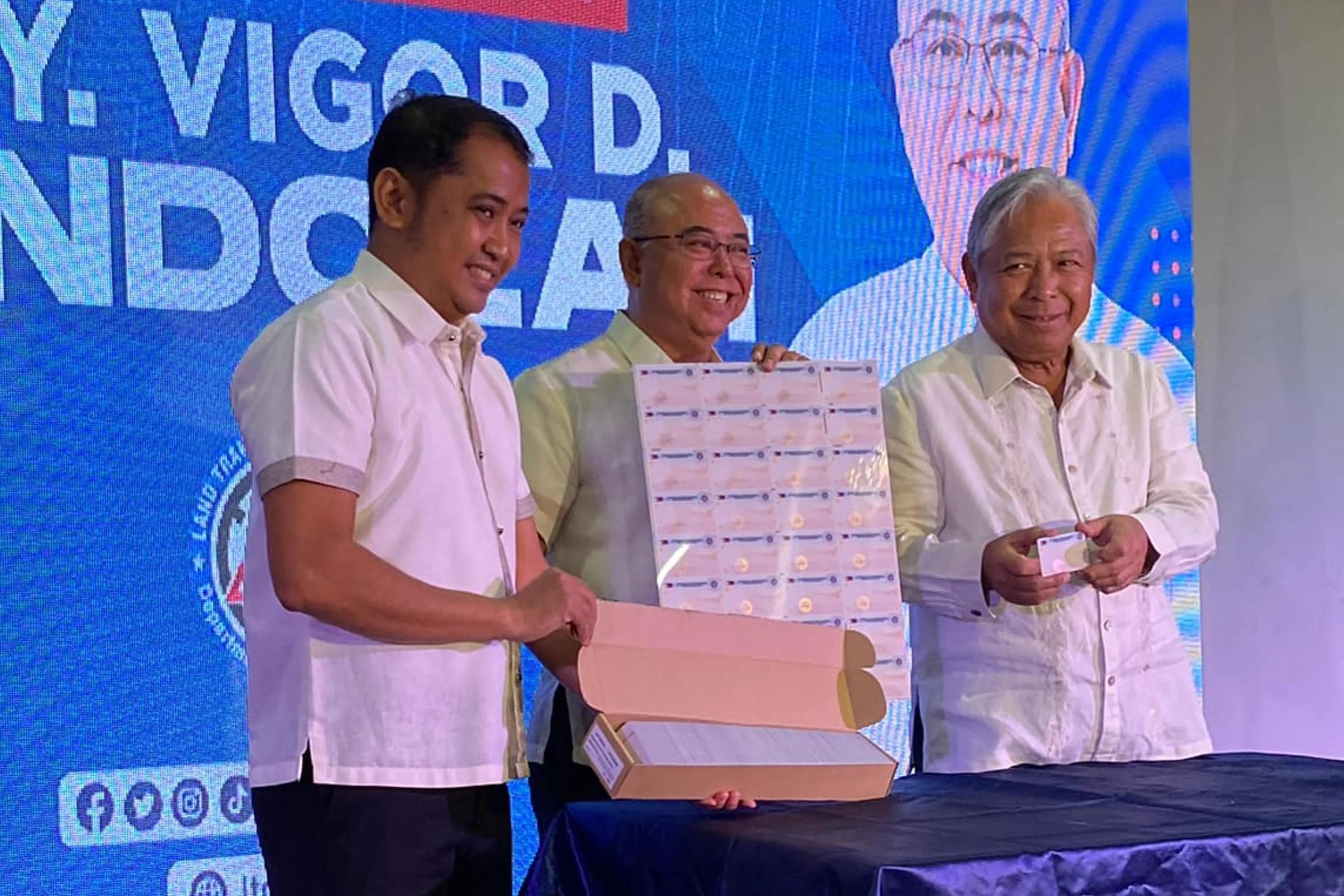 LOOK: LTO celebrates arrival of 5,000 plastic cards