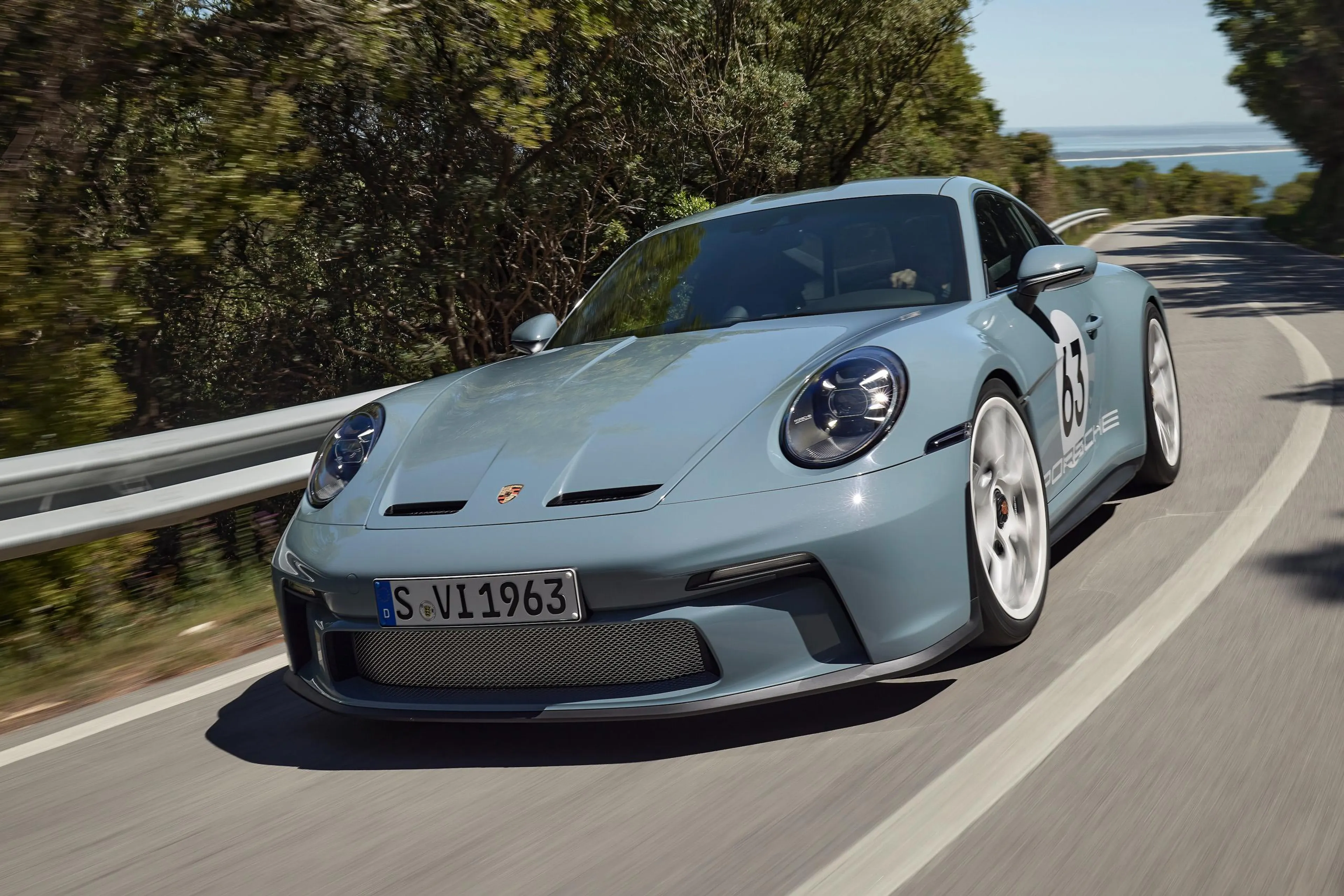Porsche 911 S/T is a lighter GT3 RS with a manual gearbox