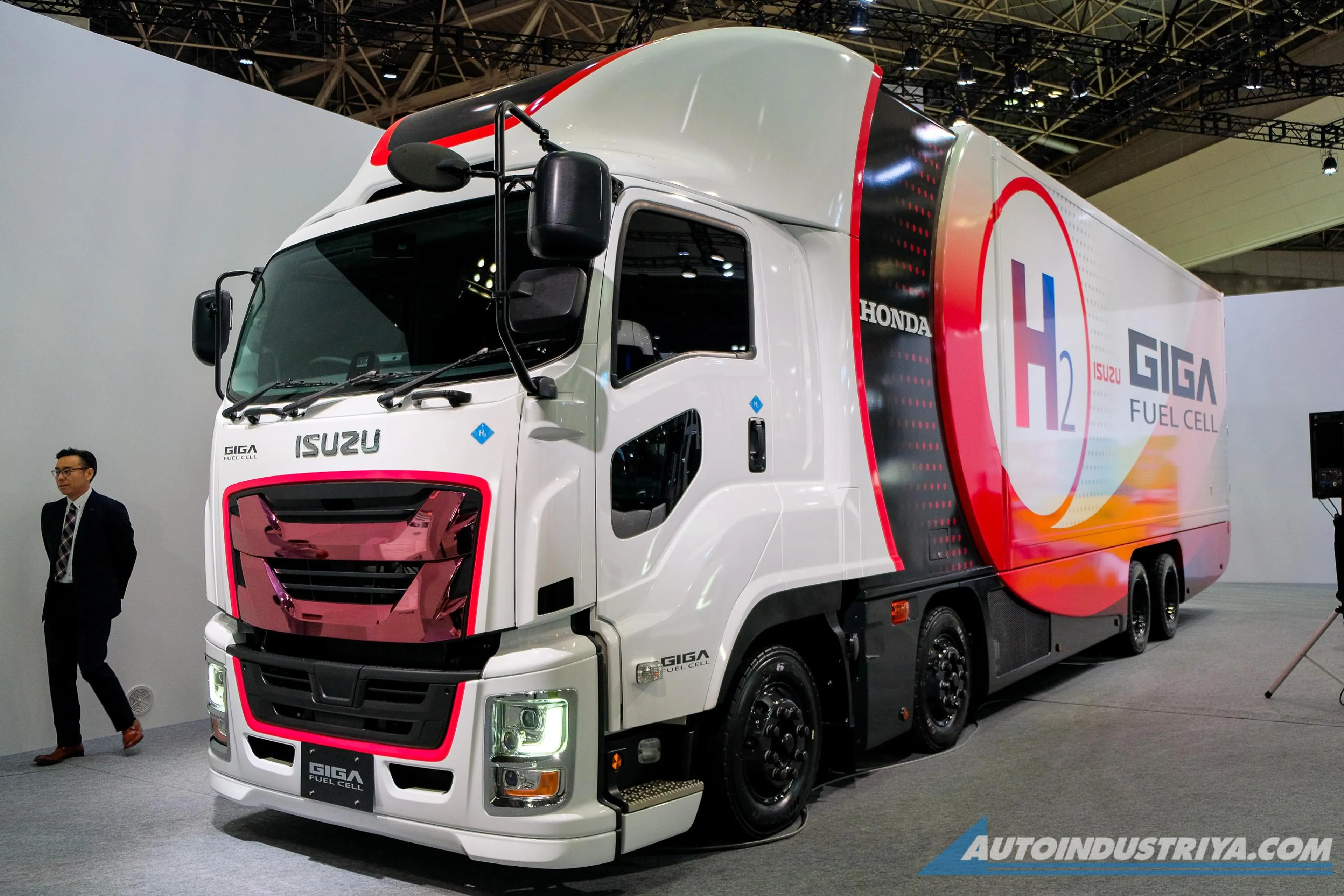 Isuzu Giga Fuel Cell EV truck can do 800 km without a drop of fuel