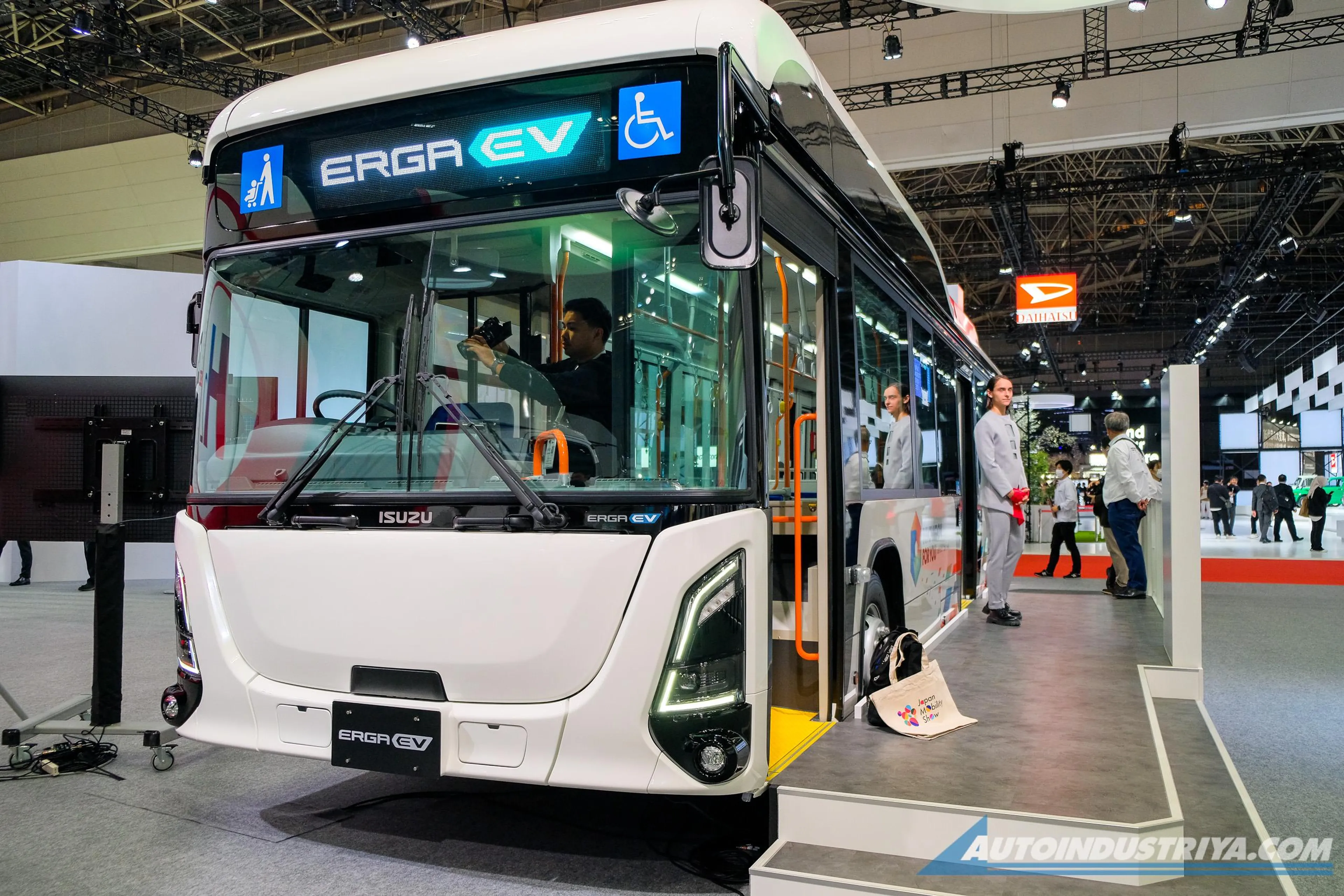 Isuzu Erga EV concept is a flat-floor bus with 960 Nm of torque