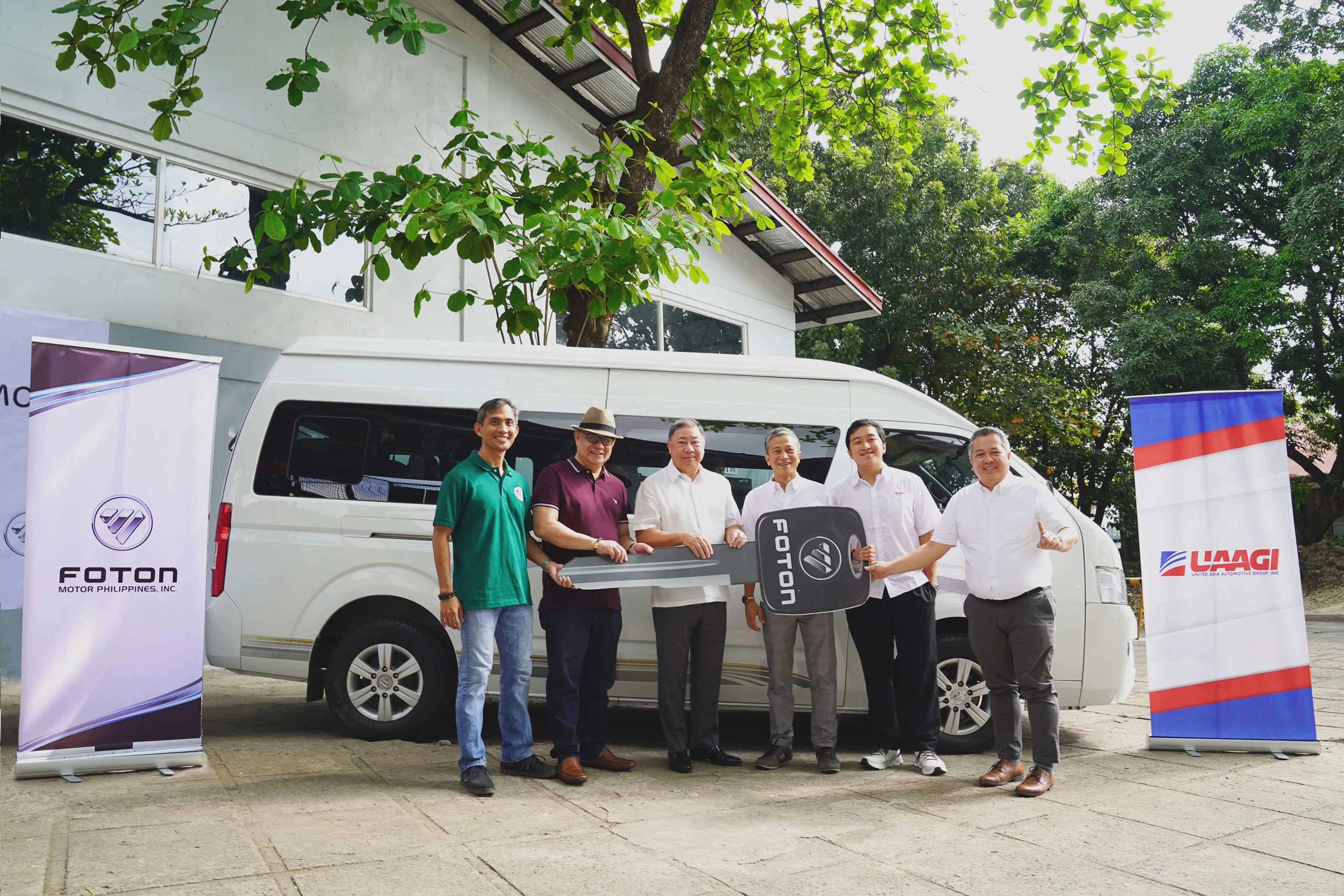 Foton PH turns over Traveller van to PH Athletics Track & Field Association