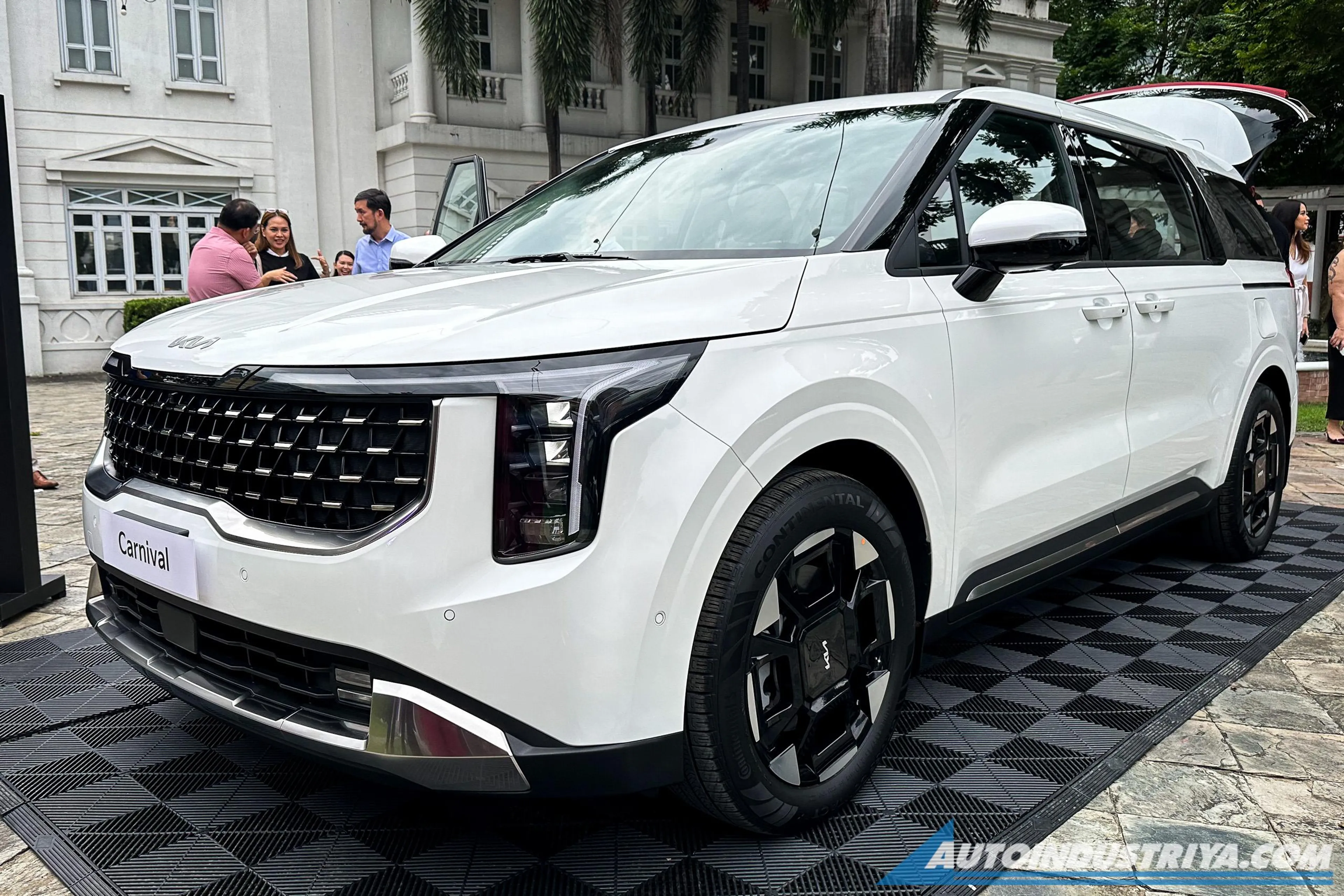 Glow up: 2024 Kia Carnival gets sleek facelift, starts PHP 2.888M