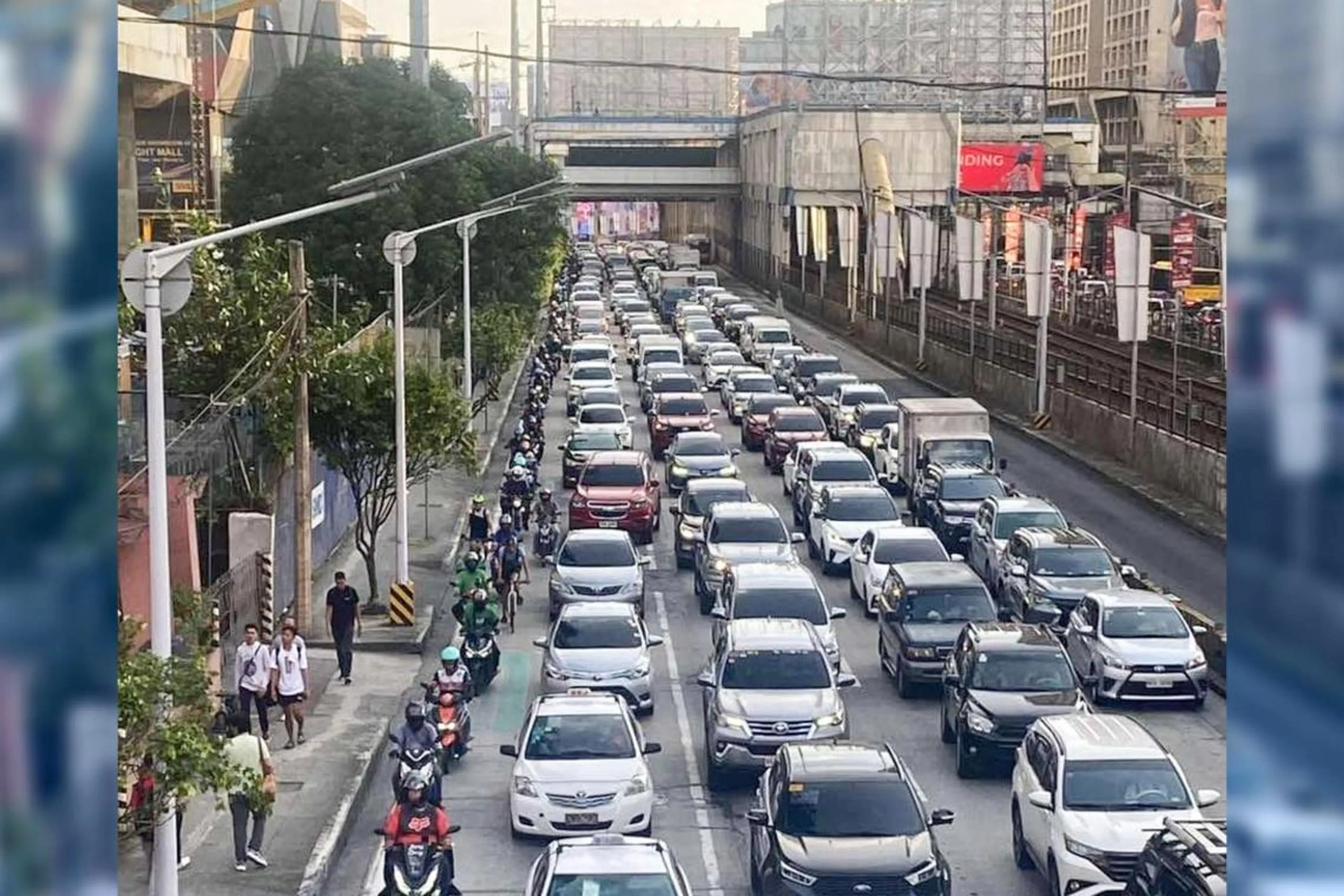 7:00 AM to 4:00 PM gov't office hours proposed by MMDA to ease EDSA traffic
