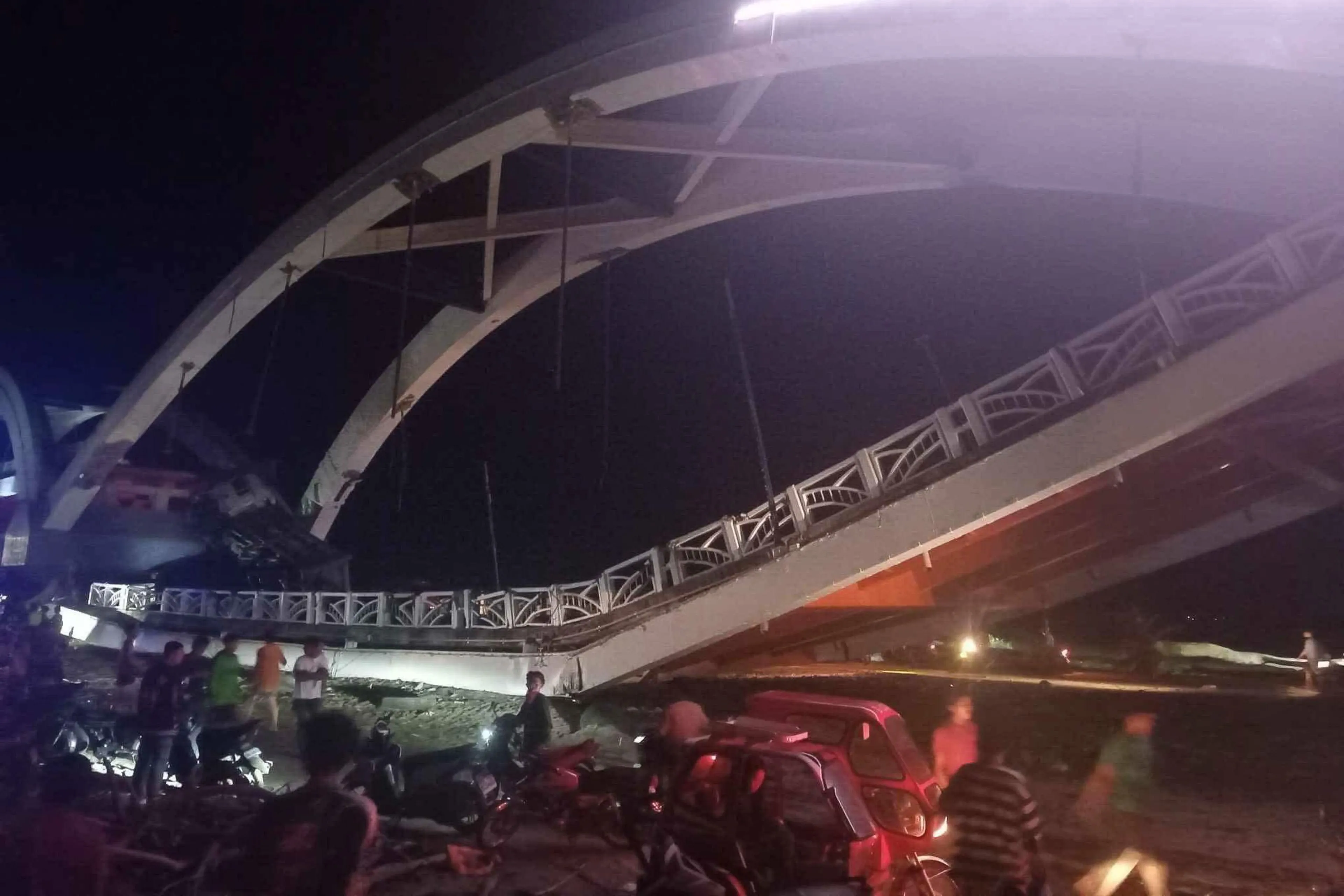 DPWH: 102-ton dump truck was on Isabela bridge during collapse