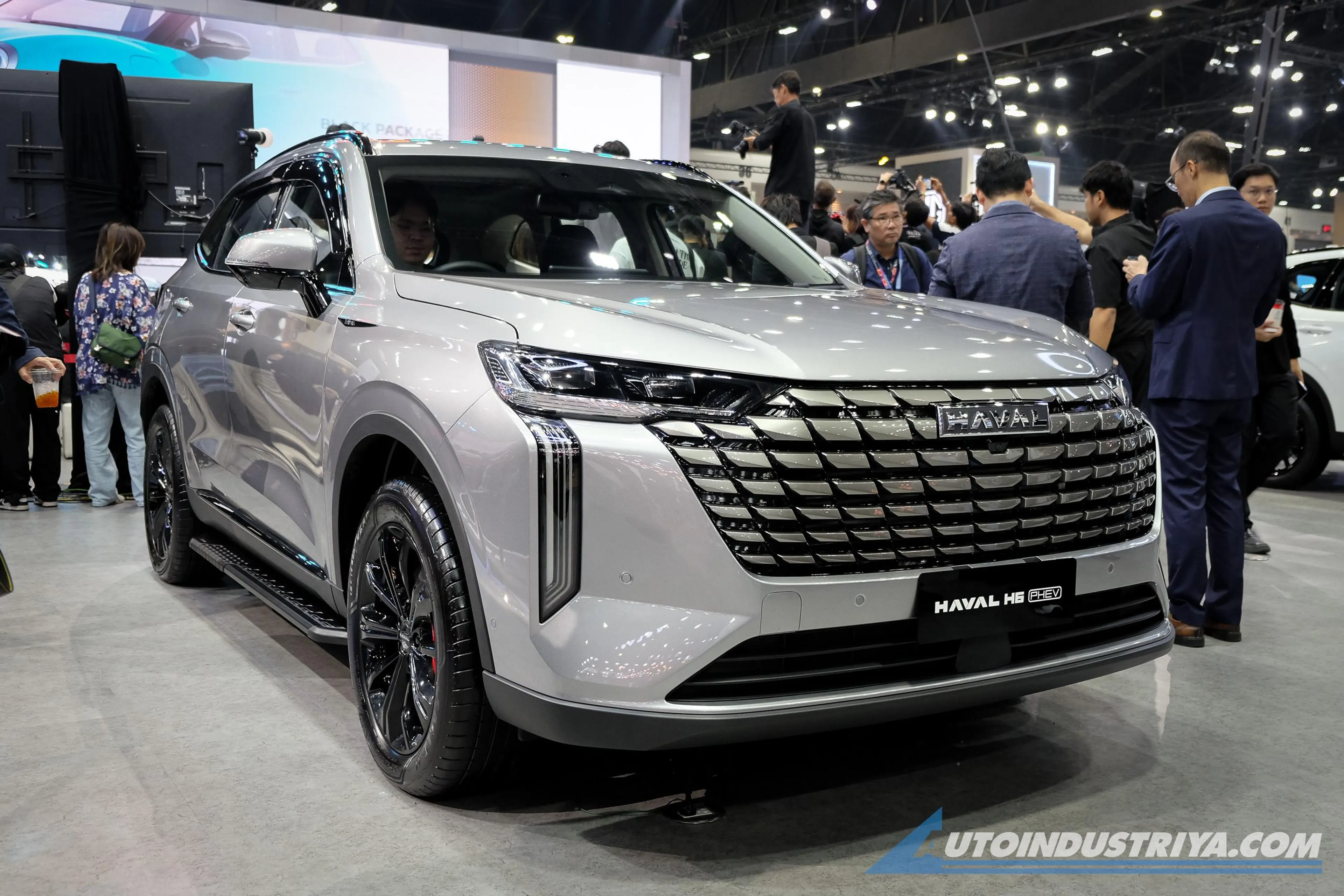 Bangkok 2025: Refreshed GWM Haval H6 HEV, PHEV make ASEAN debut