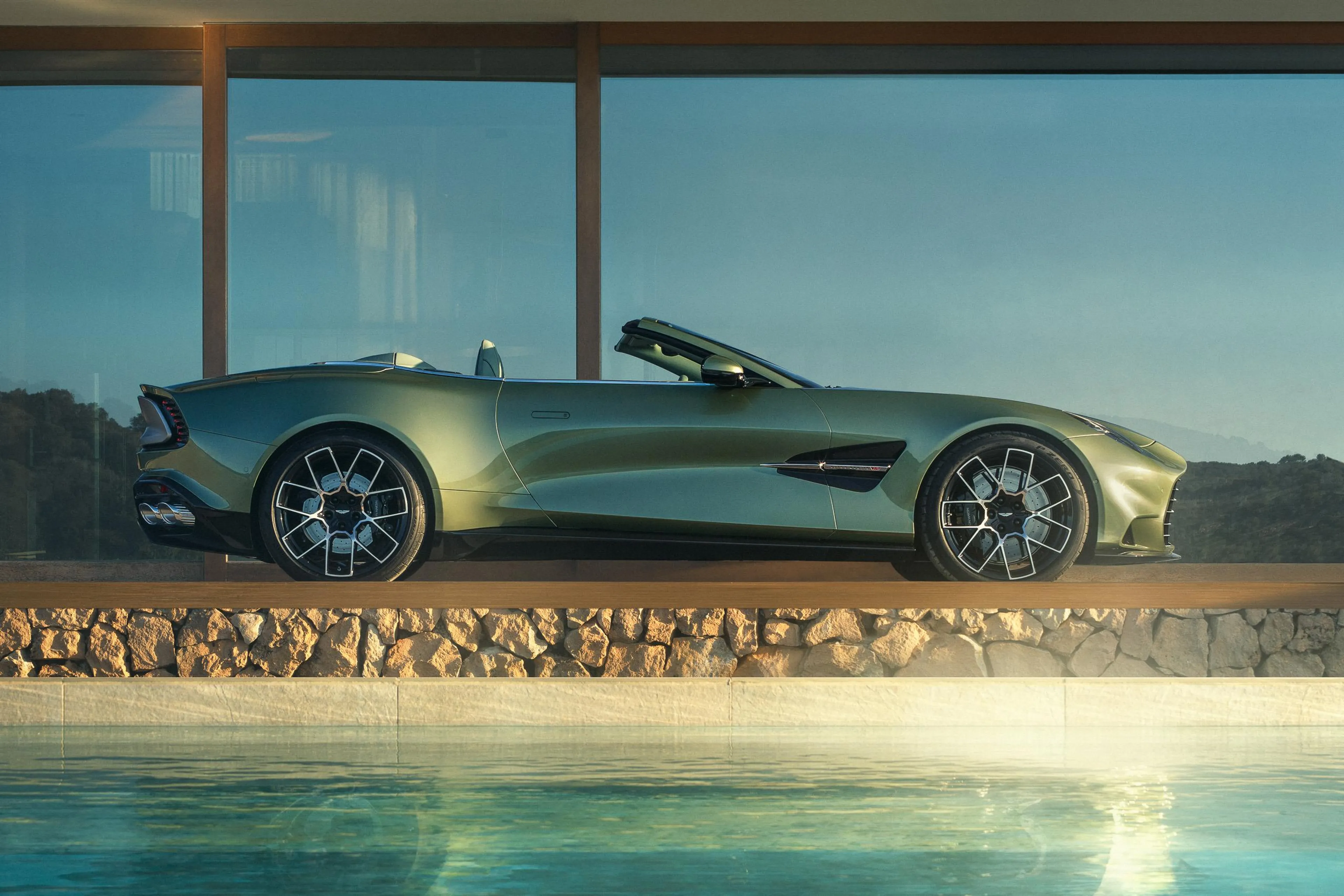 2025 Aston Martin Vanquish Volante is one sexy V12 droptop
