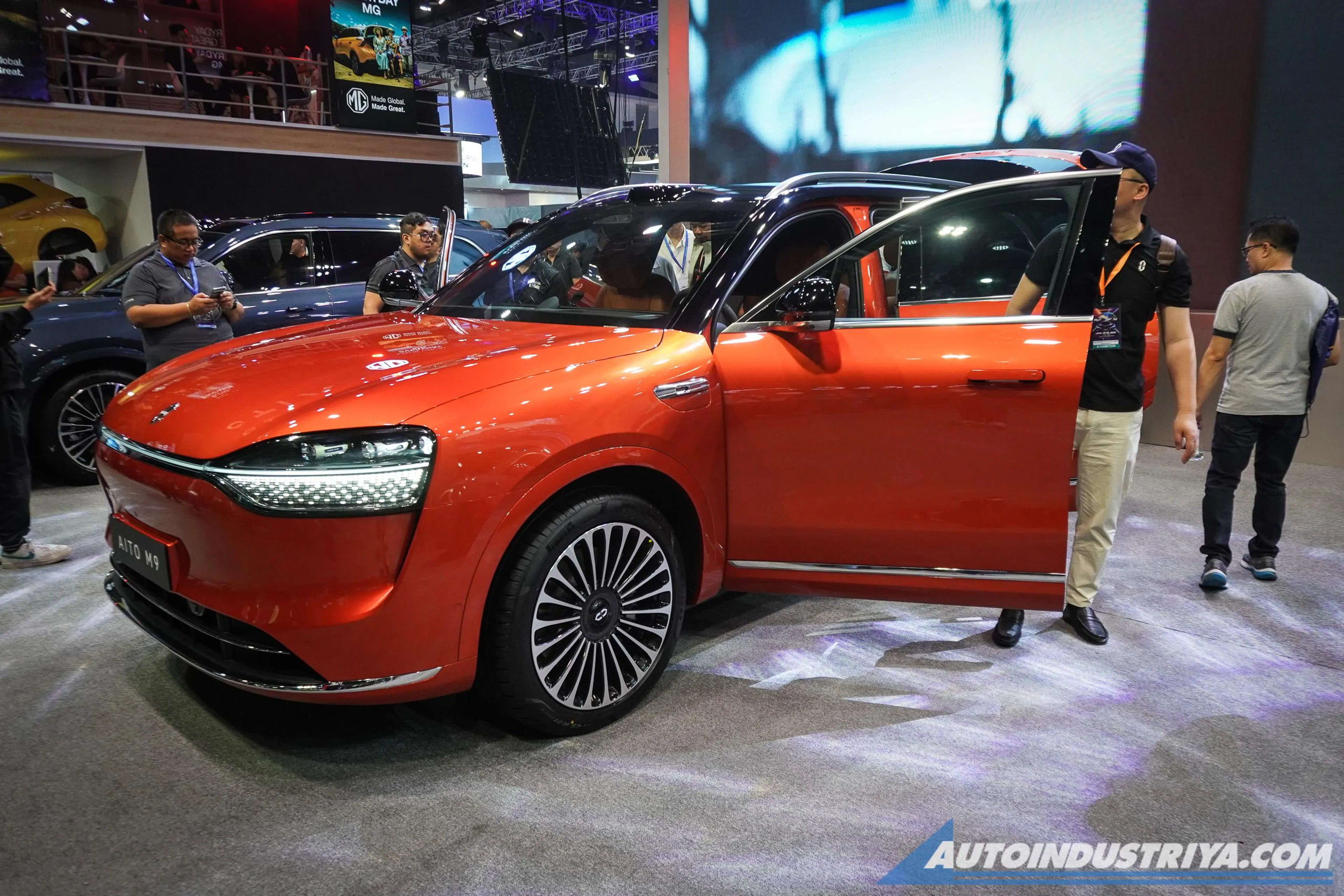 MIAS 2025: Aito M9 REEV is one heck of a mobile tech lounge