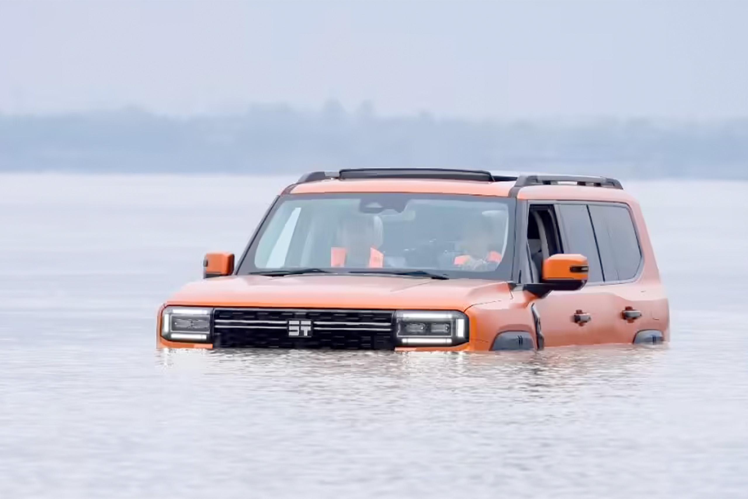Jetour floats across the Yangtze River with the G700