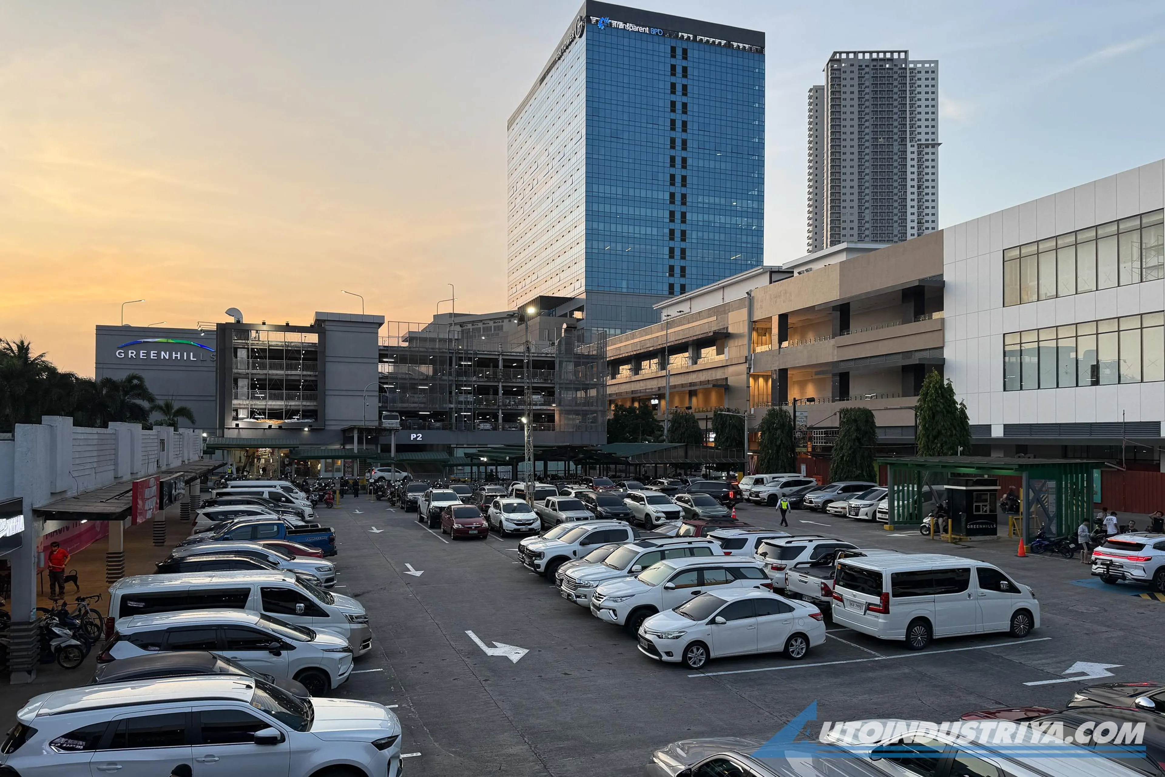 Heads Up: Metro Manila mall hours will be extended to 11:00 PM