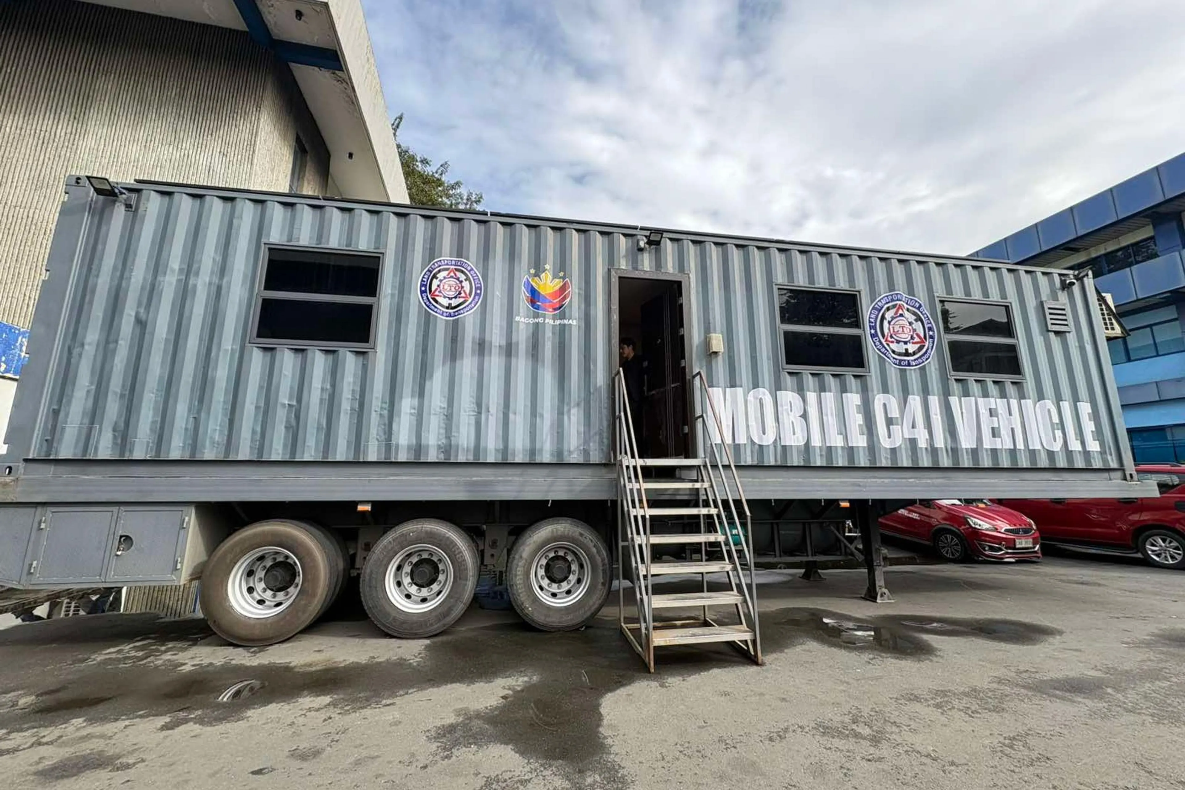 LTO to spot unregistered vehicles with Mobile Command Center in SLEX