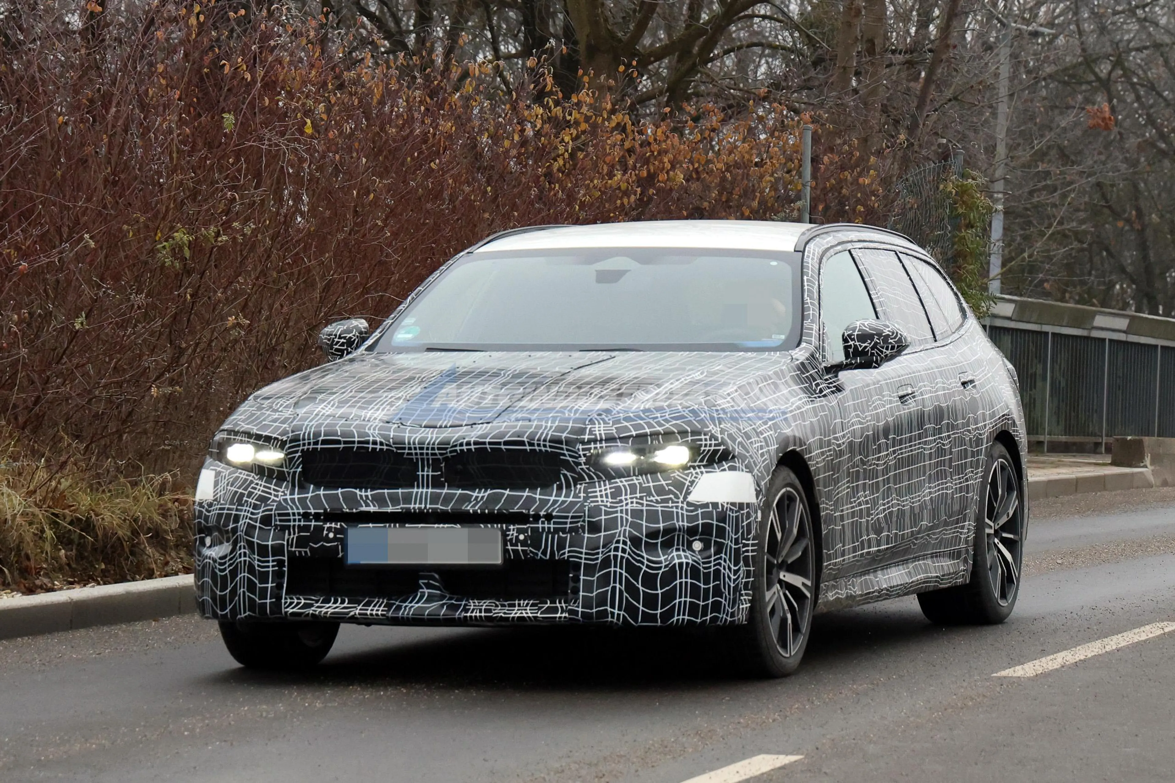 SPIED: BMW 5 Series Touring to get "Neue Klasse" facelift?