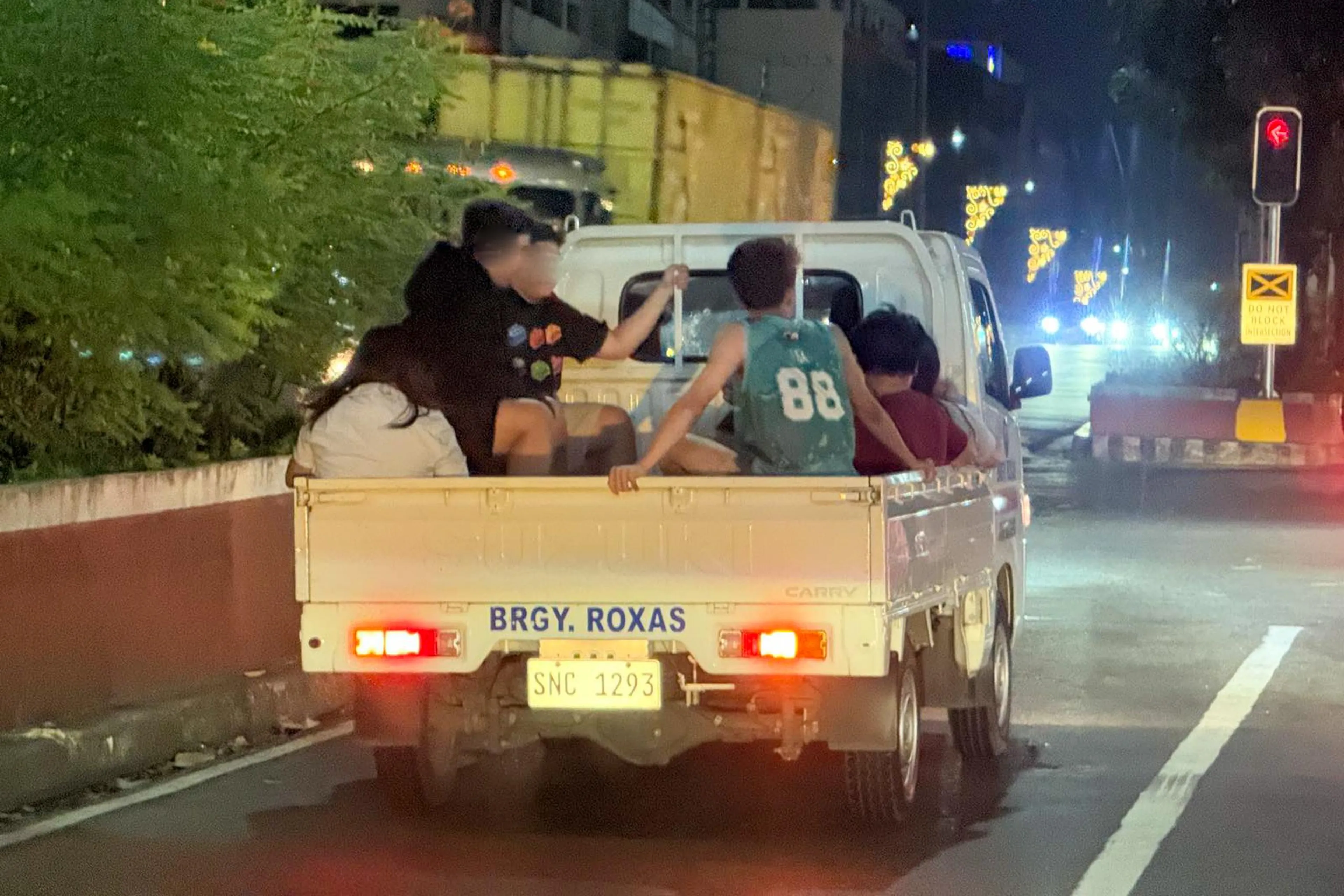 LTO summons government vehicle driver for carrying passengers on pickup bed