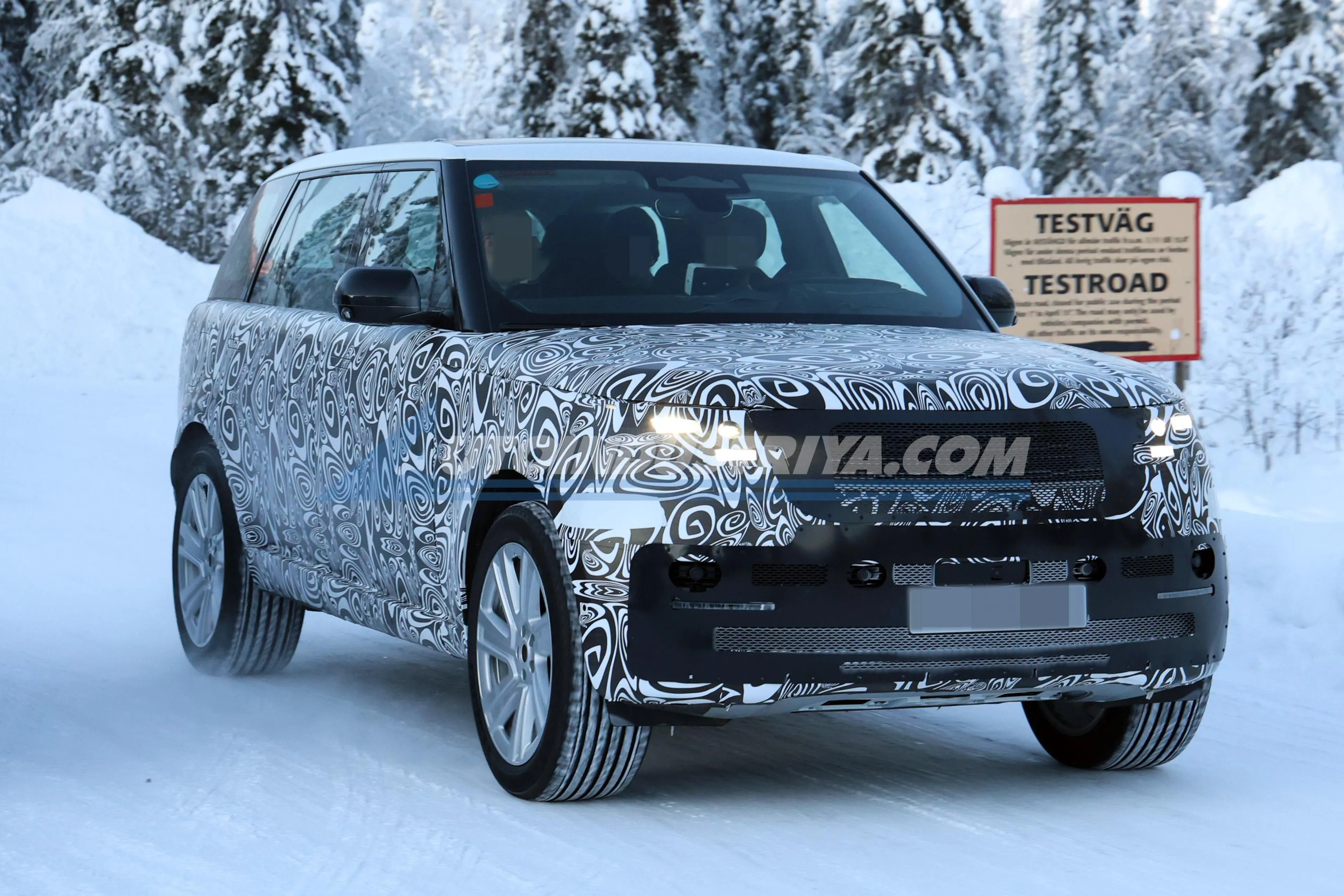 SPIED: Range Rover facelift wants to play spot the difference