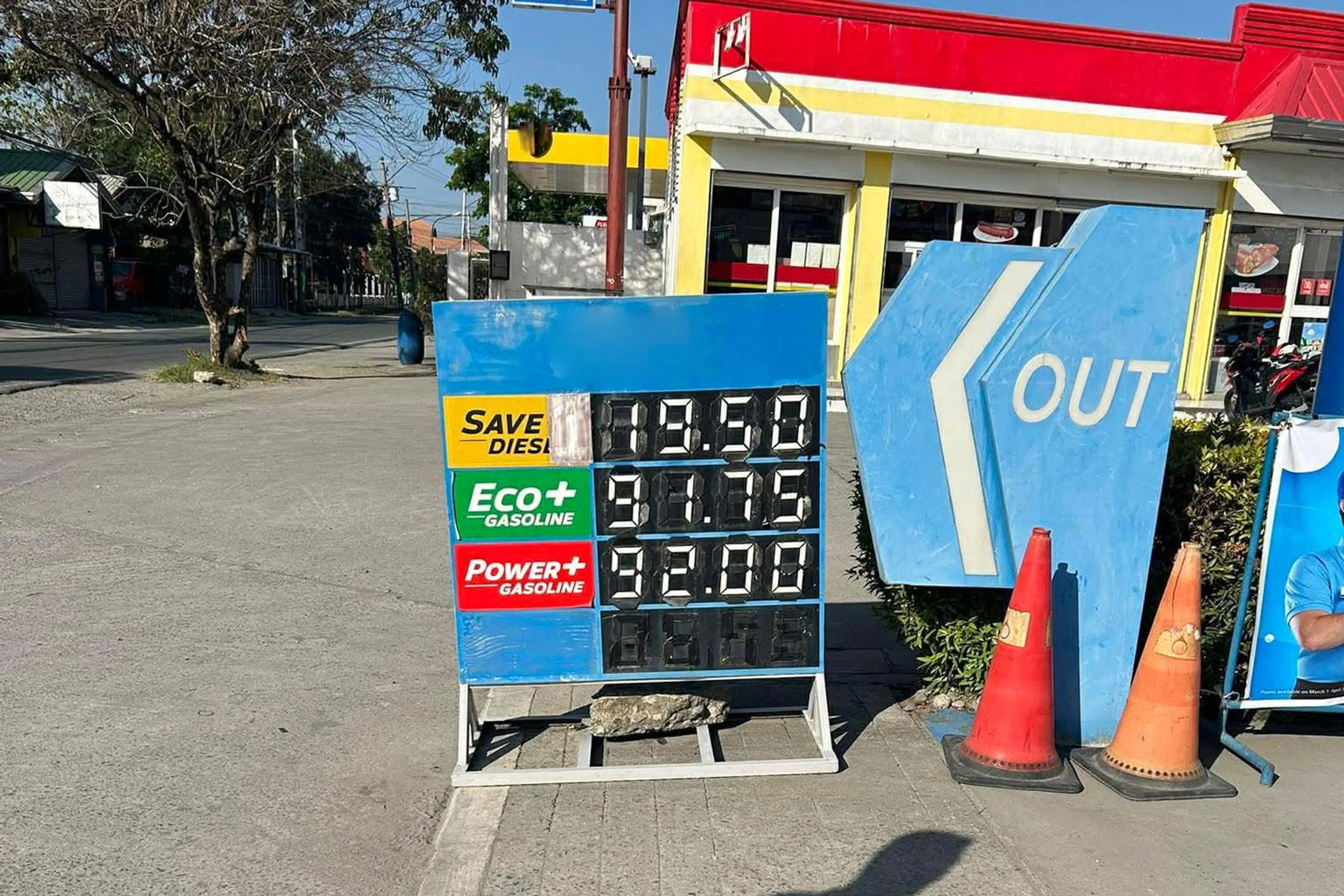 PNP: Over 400 gas stations temporarily closed nationwide