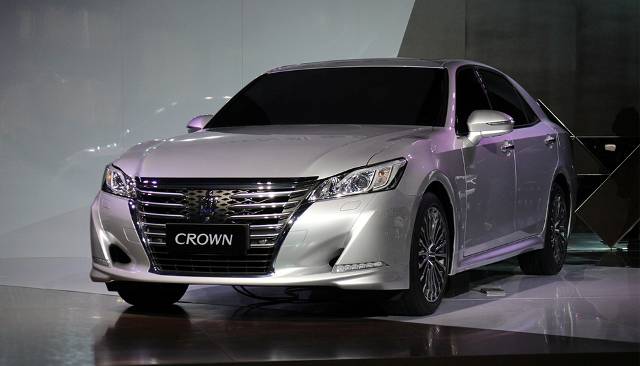 2015 Toyota Crown makes global reveal