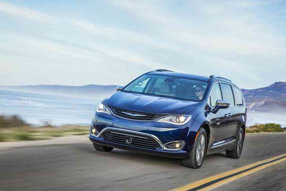 LA 2016: Chrysler Pacifica minivan gets hybrid variant
